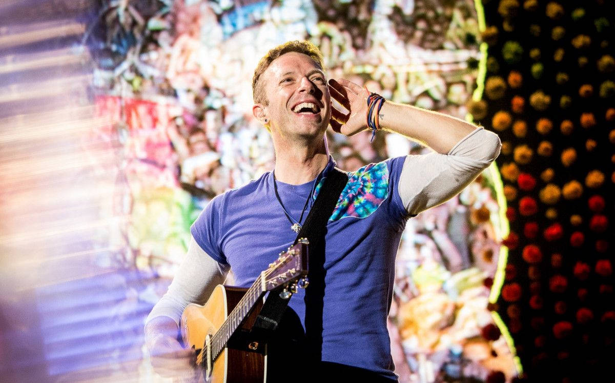Chris Martin, guitar, vibrant stage, SD Desktop Wallpaper