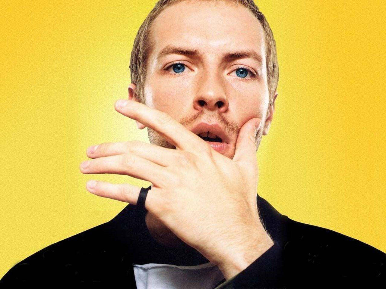 Chris Martin, yellow background, blue eyes, HD Desktop Wallpaper