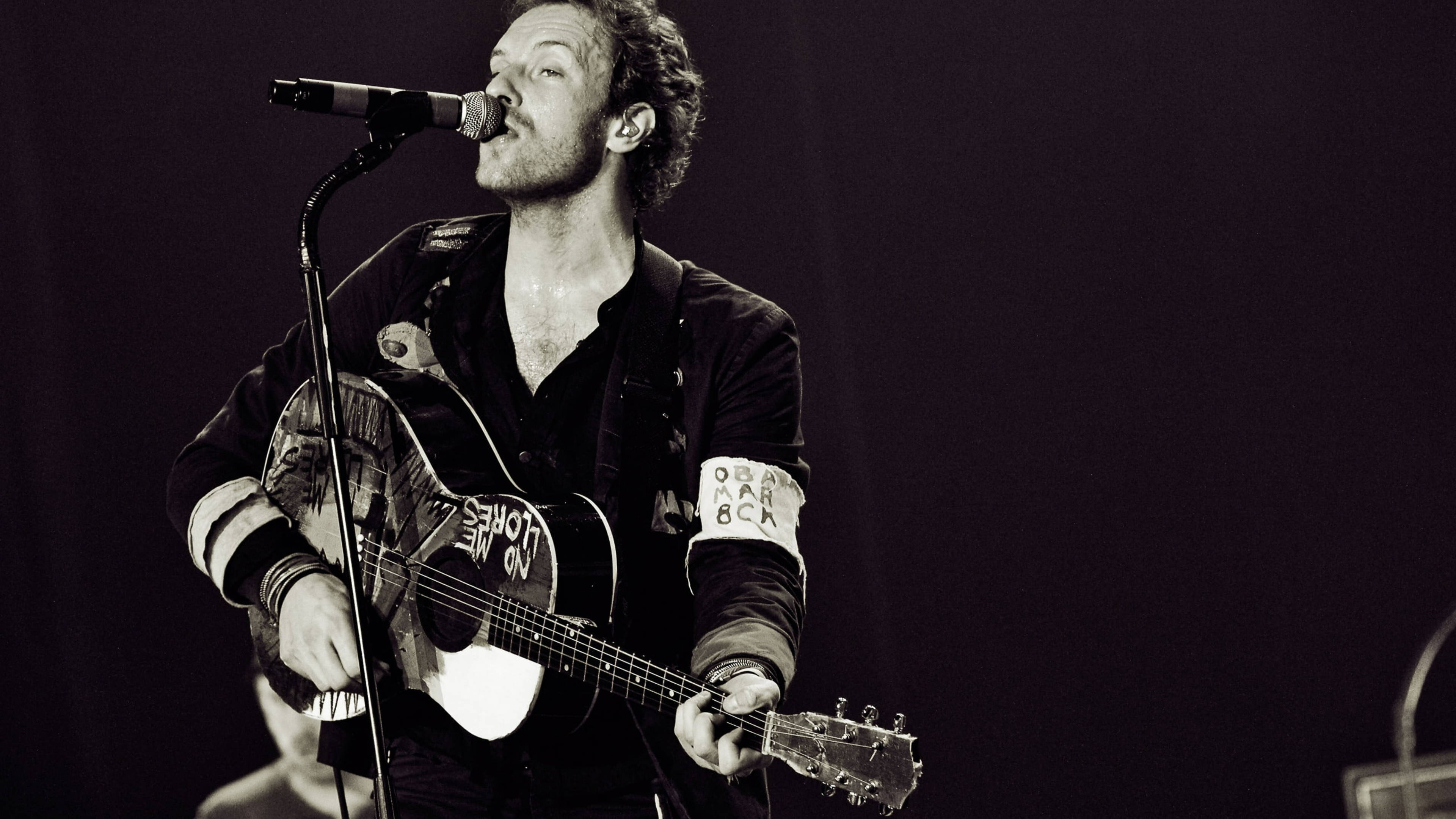 Chris Martin, acoustic guitar, microphone, 4K Desktop Wallpaper