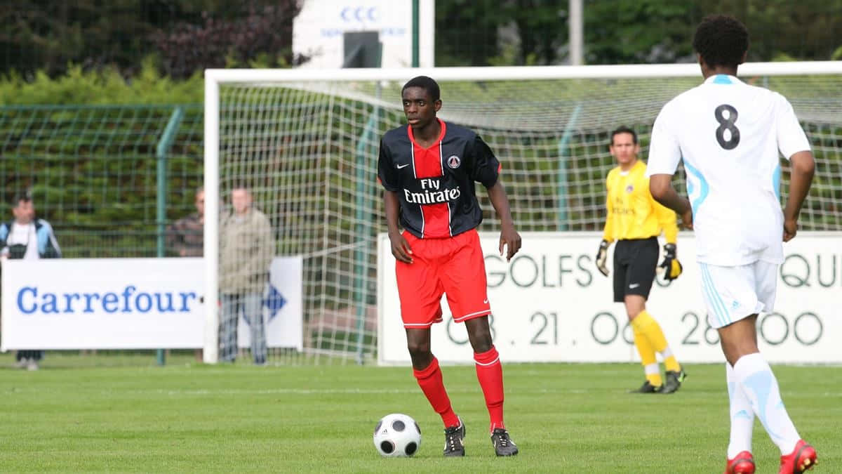 Chris Mavinga, red kit, soccer field, SD Desktop Wallpaper