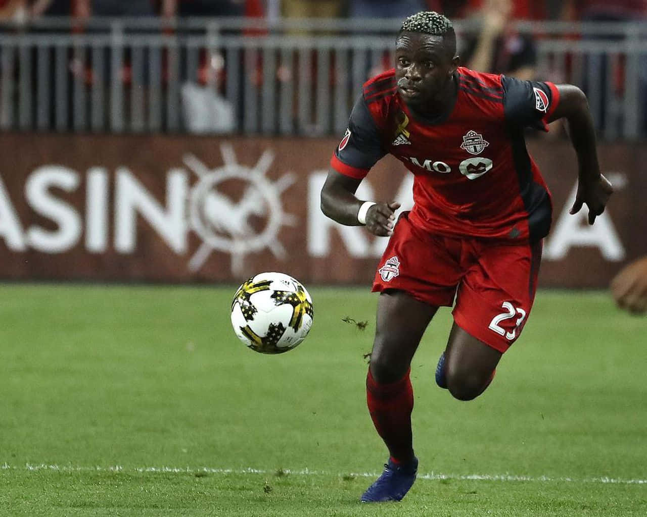 Chris Mavinga, red jersey, patterned ball, HD Desktop Wallpaper