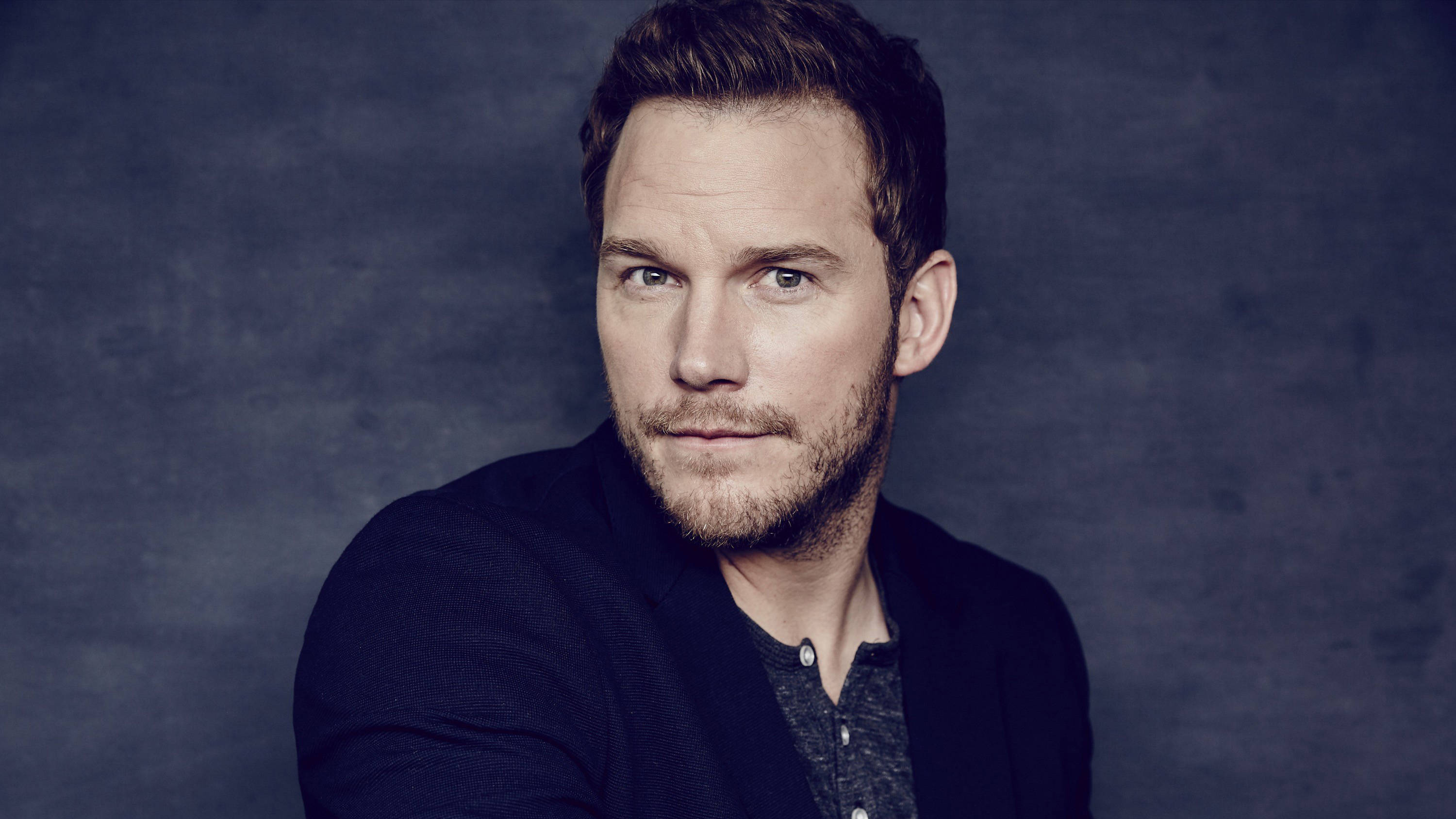 Chris Pratt, beard, intense gaze, 2K Desktop Wallpaper