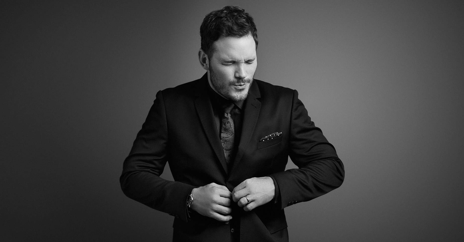 Chris Pratt, black suit, muted gray backdrop, HD Desktop Wallpaper