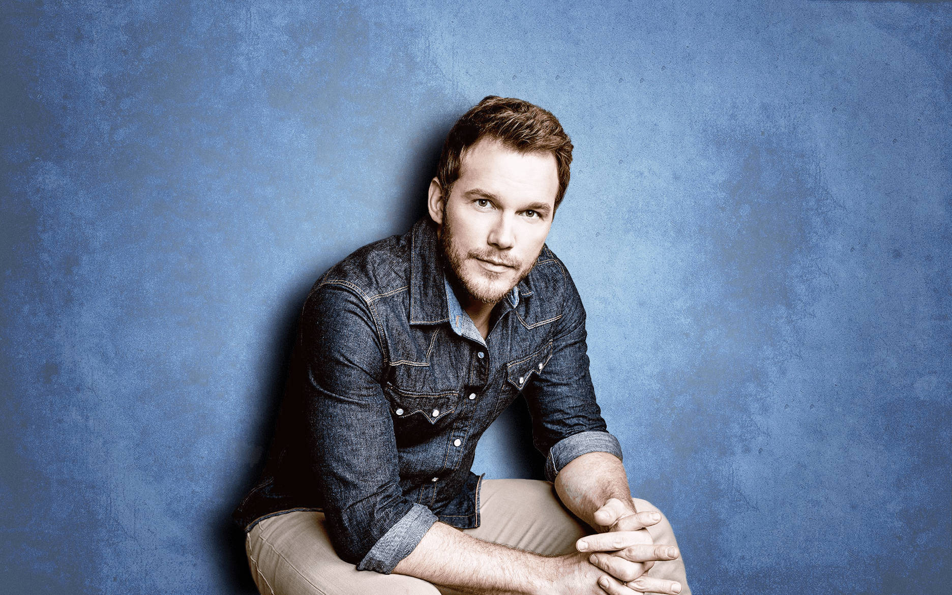 Chris Pratt, denim shirt, textured blue wall, HD Desktop Wallpaper