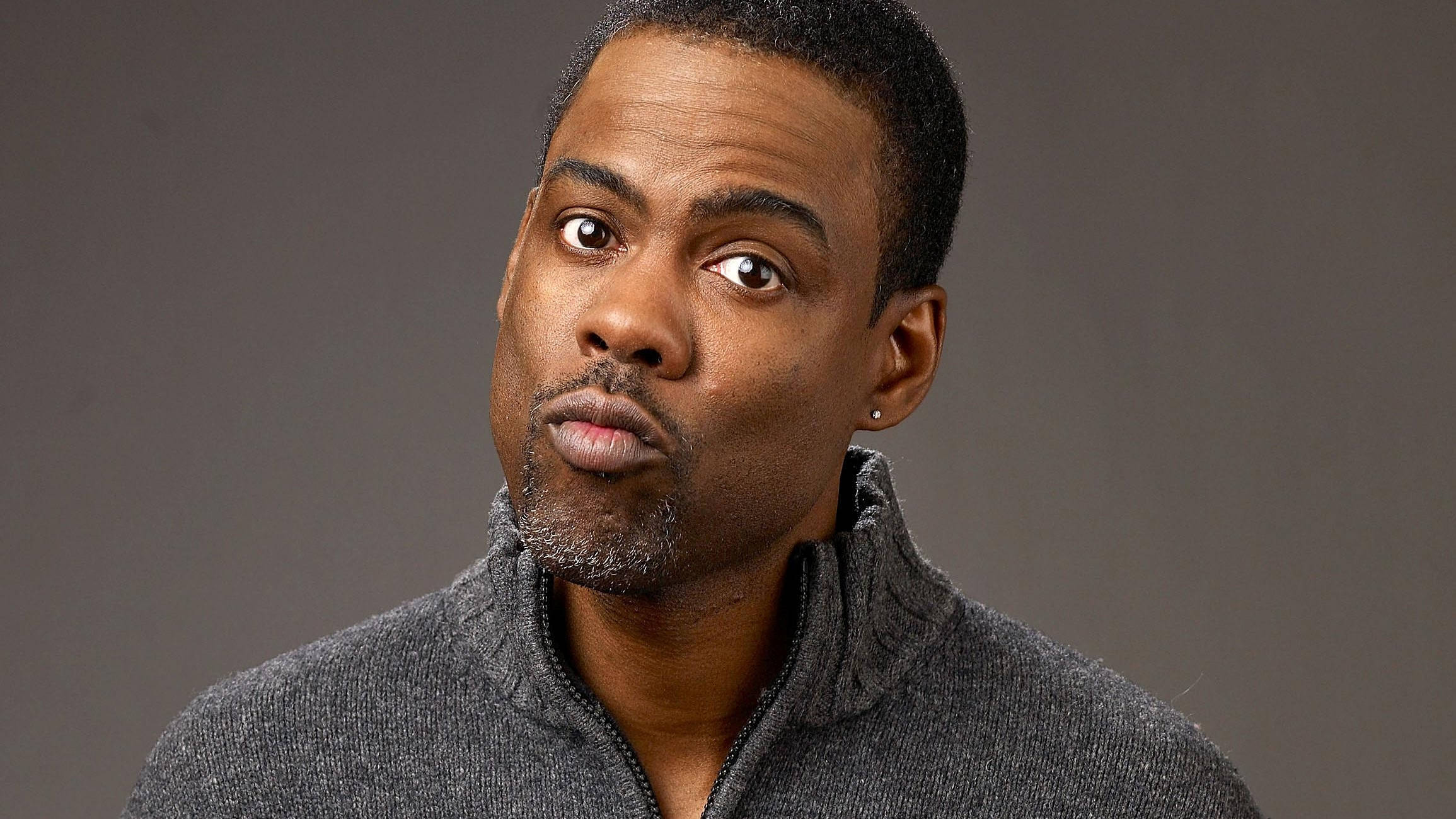 Chris Rock, gray zip-neck sweater, plain gray background, Full HD Desktop Wallpaper