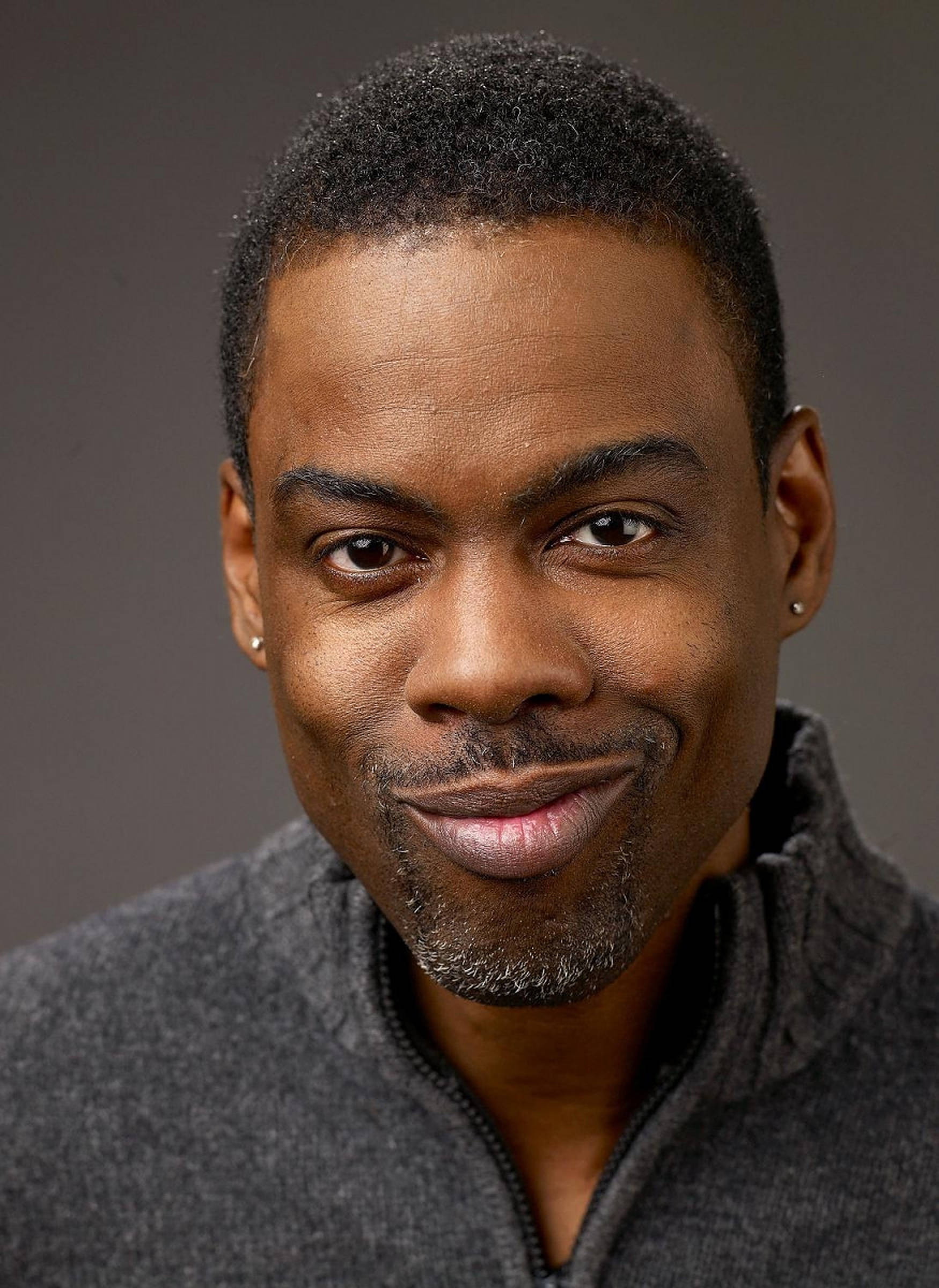 Chris Rock, gray zip-neck sweater, neutral gray background, Full HD Phone Wallpaper