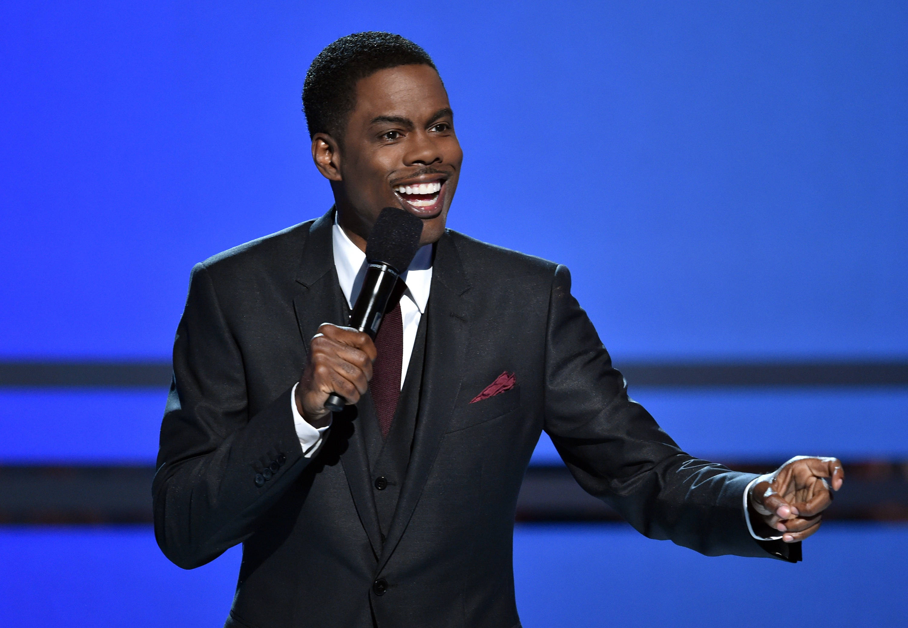 Chris Rock, dark suit, microphone, 2K Desktop Wallpaper