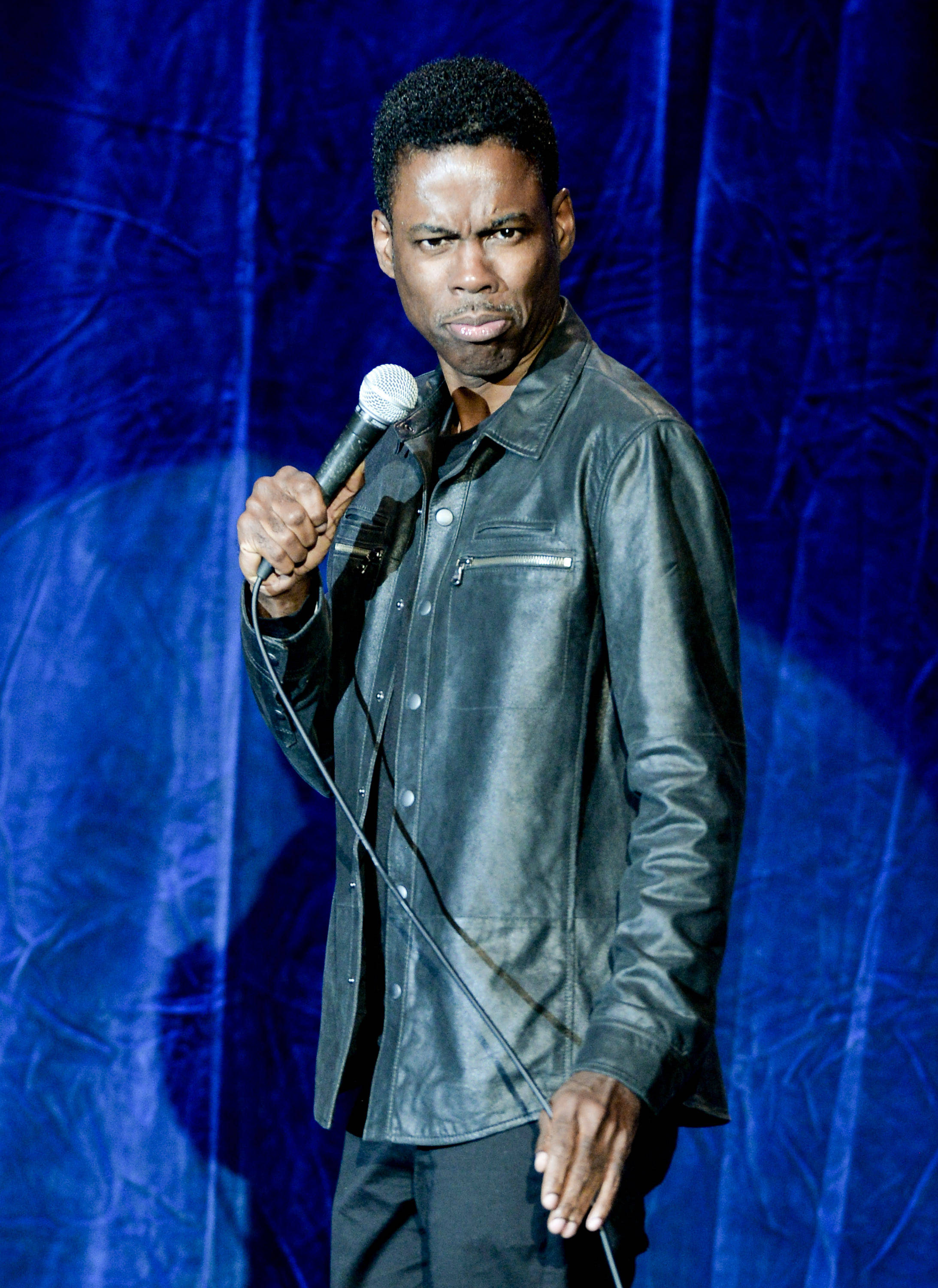 Chris Rock, black leather jacket, microphone, 2K Phone Wallpaper