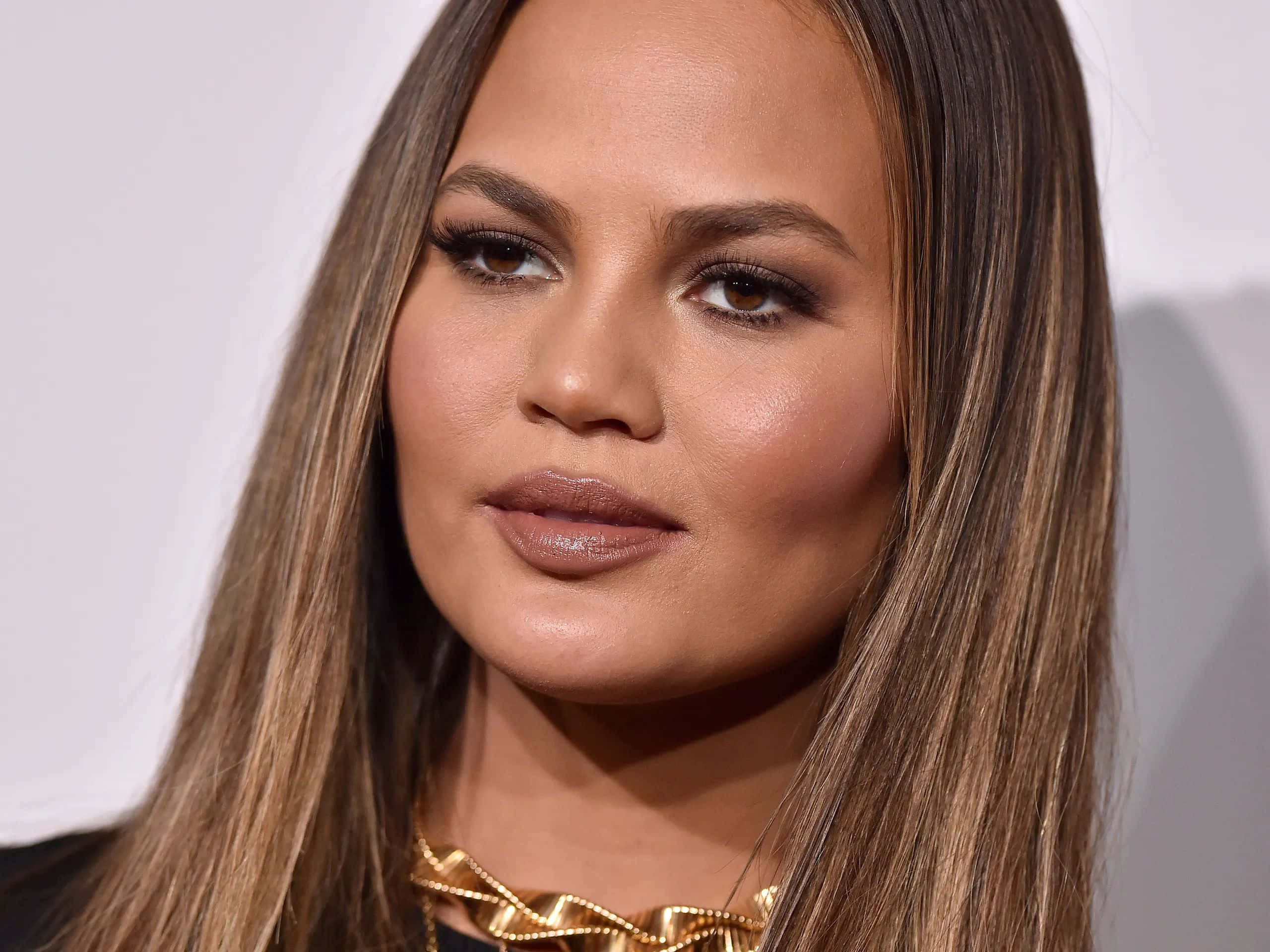 Chrissy Teigen, gold chain necklace, long brown hair, 2K Desktop Wallpaper