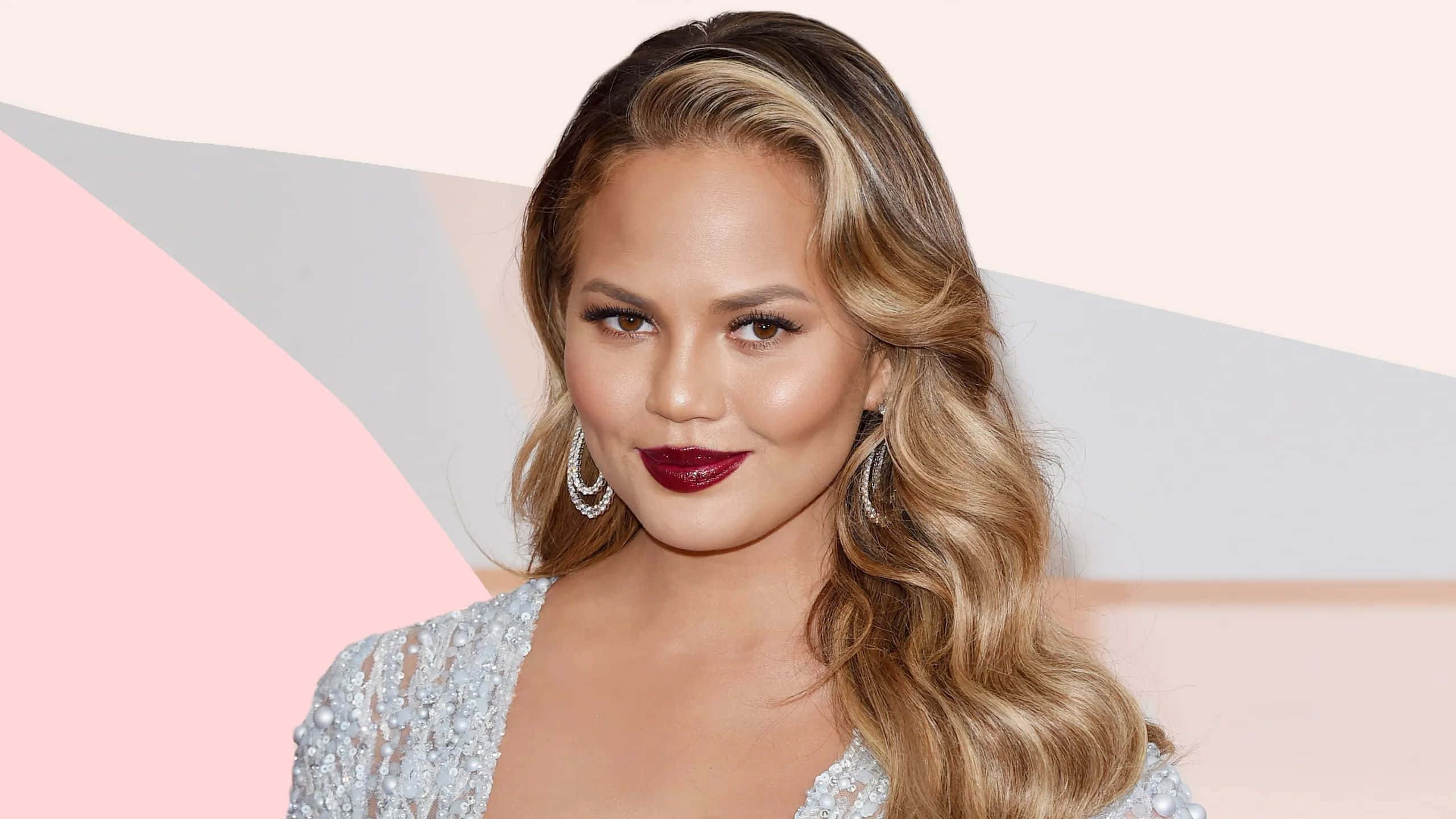 Chrissy Teigen, glamorous event look, wavy blonde hair, 2K Desktop Wallpaper