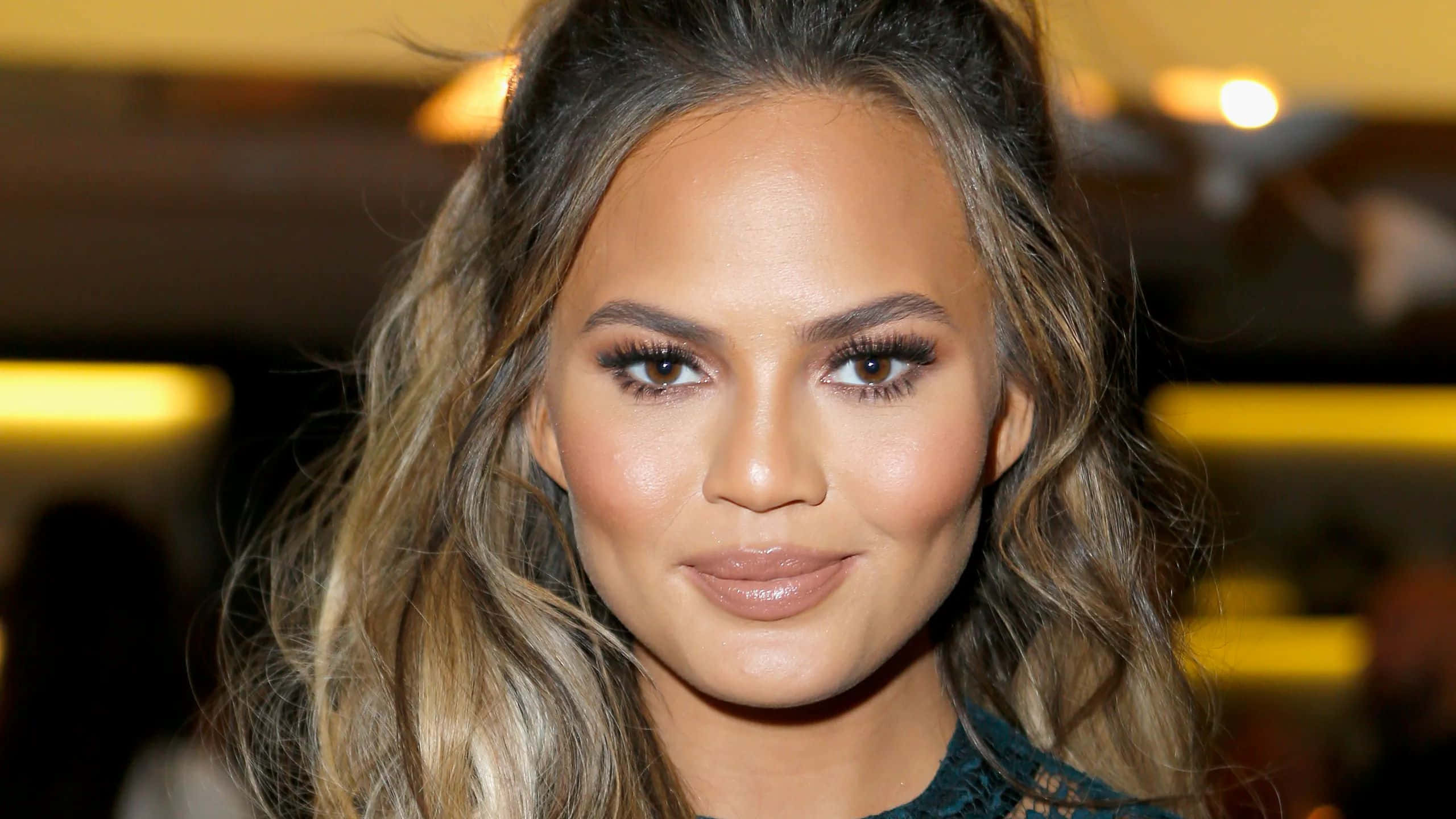 Chrissy Teigen, wavy blonde hair, warm makeup, 2K Desktop Wallpaper