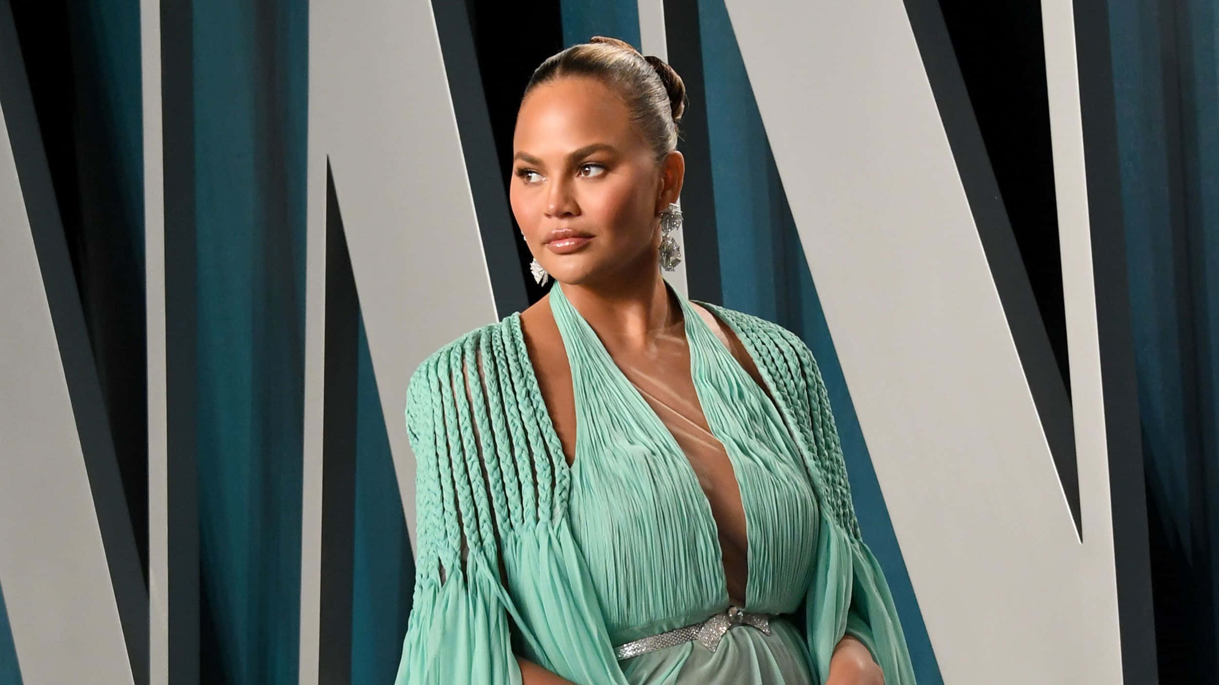 Chrissy Teigen, teal pleated gown, geometric blue and white striped backdrop, Full HD Desktop Wallpaper