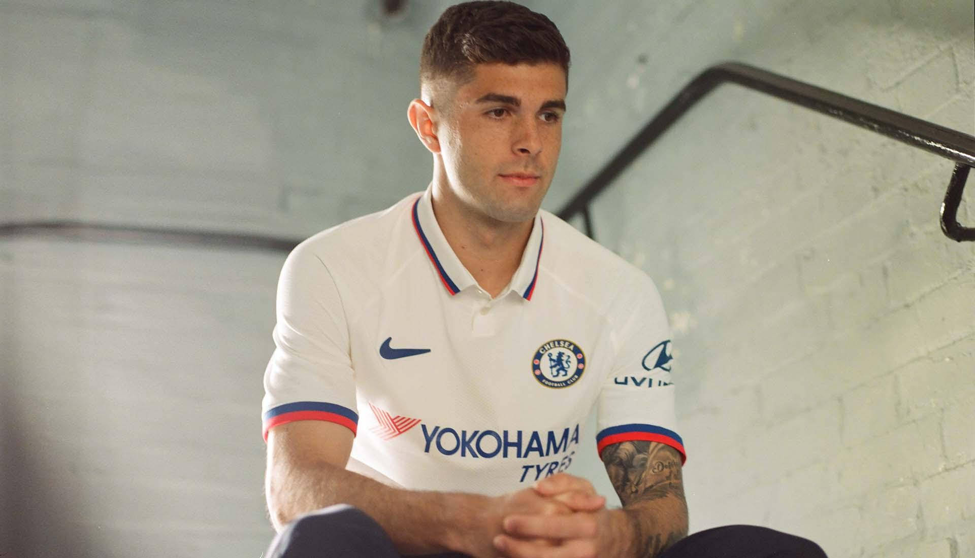 Christian Pulisic, white Chelsea jersey, concrete stairs, Full HD Desktop Wallpaper