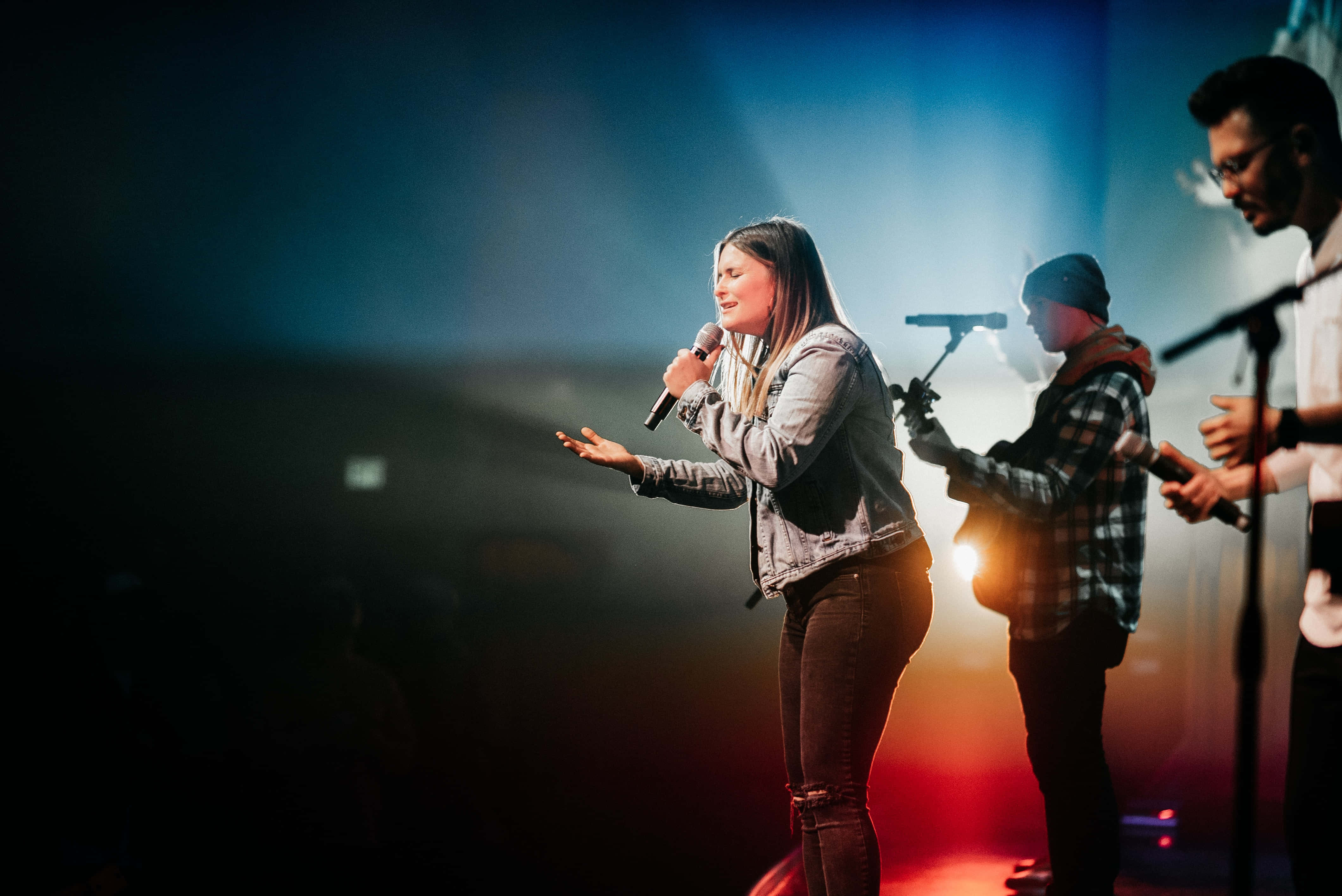 female singer, stage, dramatic blue and red stage lights, 4K Desktop Wallpaper
