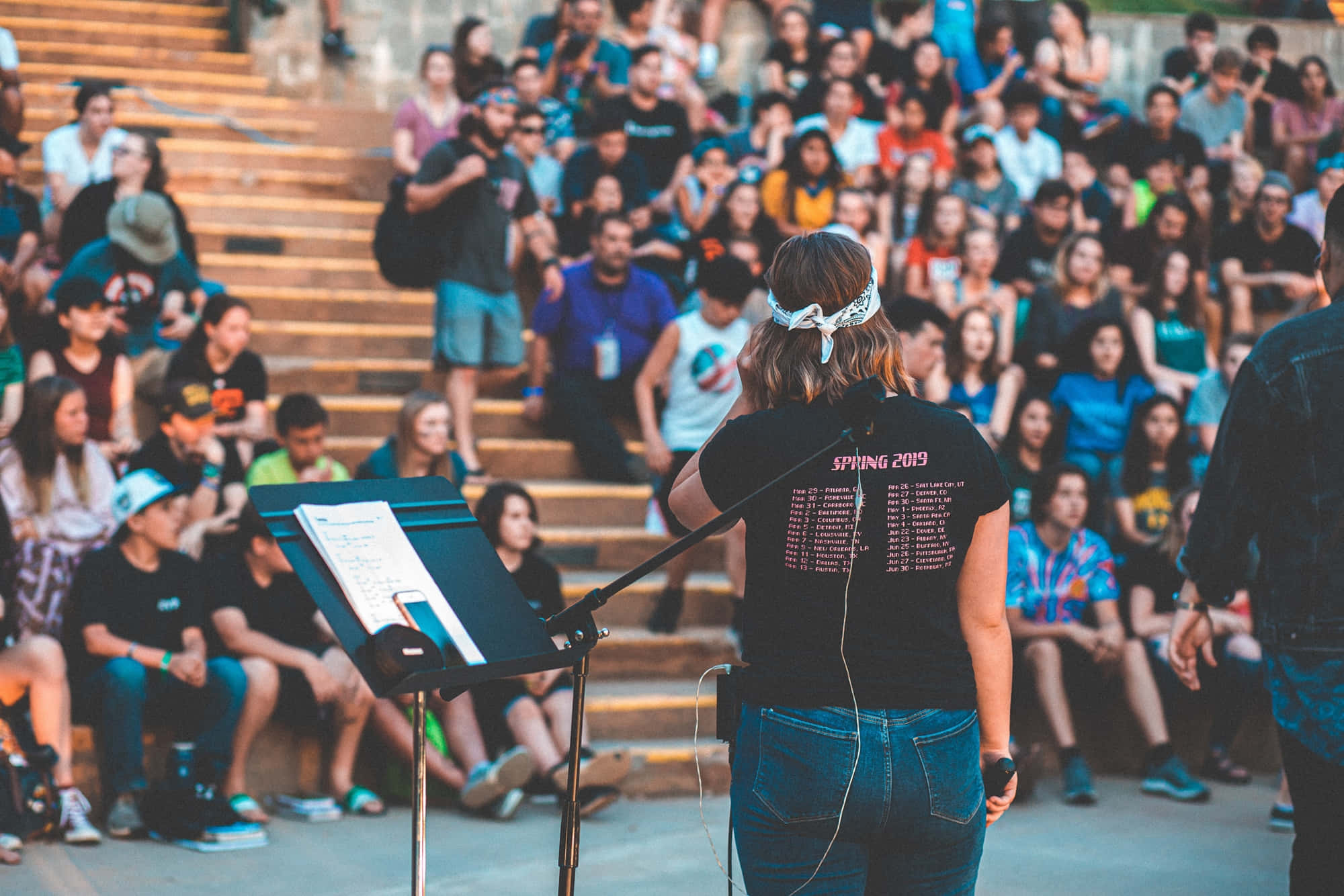 Worship Leader, outdoor steps, crowd of seated spectators, Full HD Desktop Wallpaper