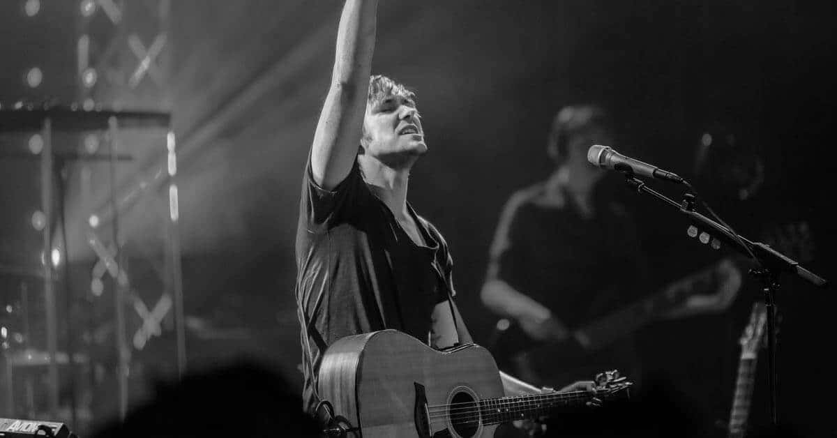 Worship Leader, concert moment, guitar, SD Desktop Wallpaper