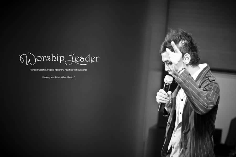 worship leader, black and white, microphone, SD Desktop Wallpaper