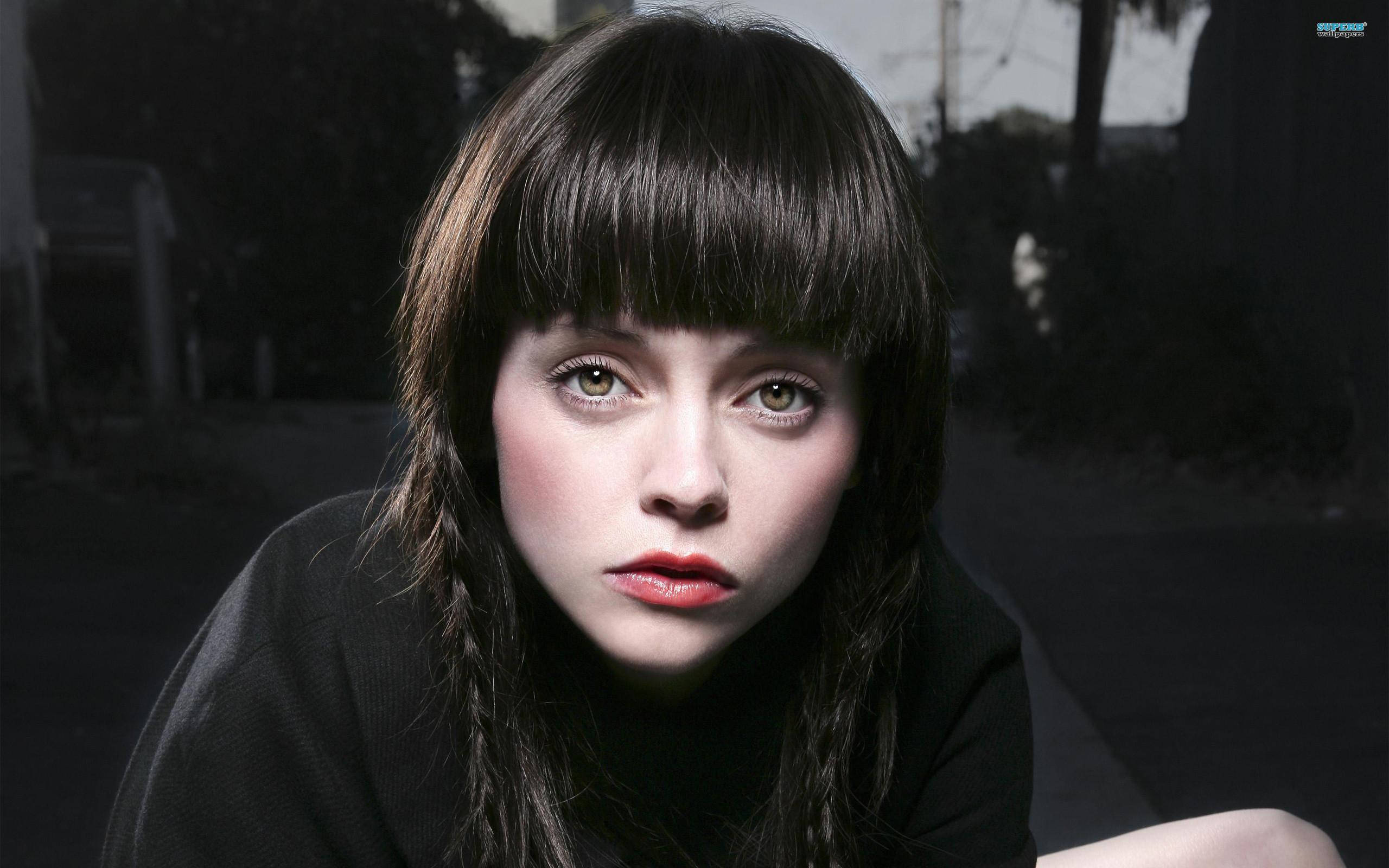 Christina Ricci, dark hair, red lips, 2K Desktop Wallpaper
