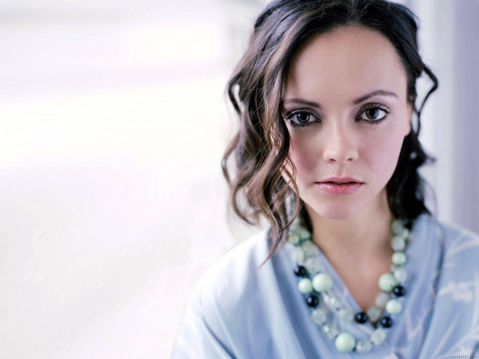 Christina Ricci, beaded necklace, dark wavy hair, HD Desktop Wallpaper