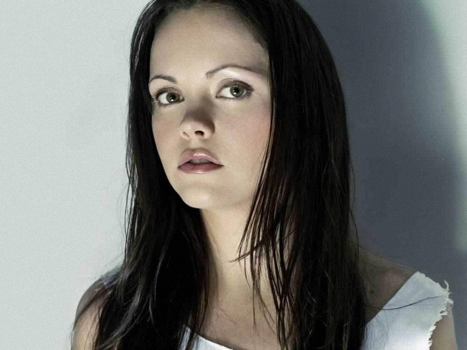 Christina Ricci, white top, dark wet hair, HD Desktop Wallpaper