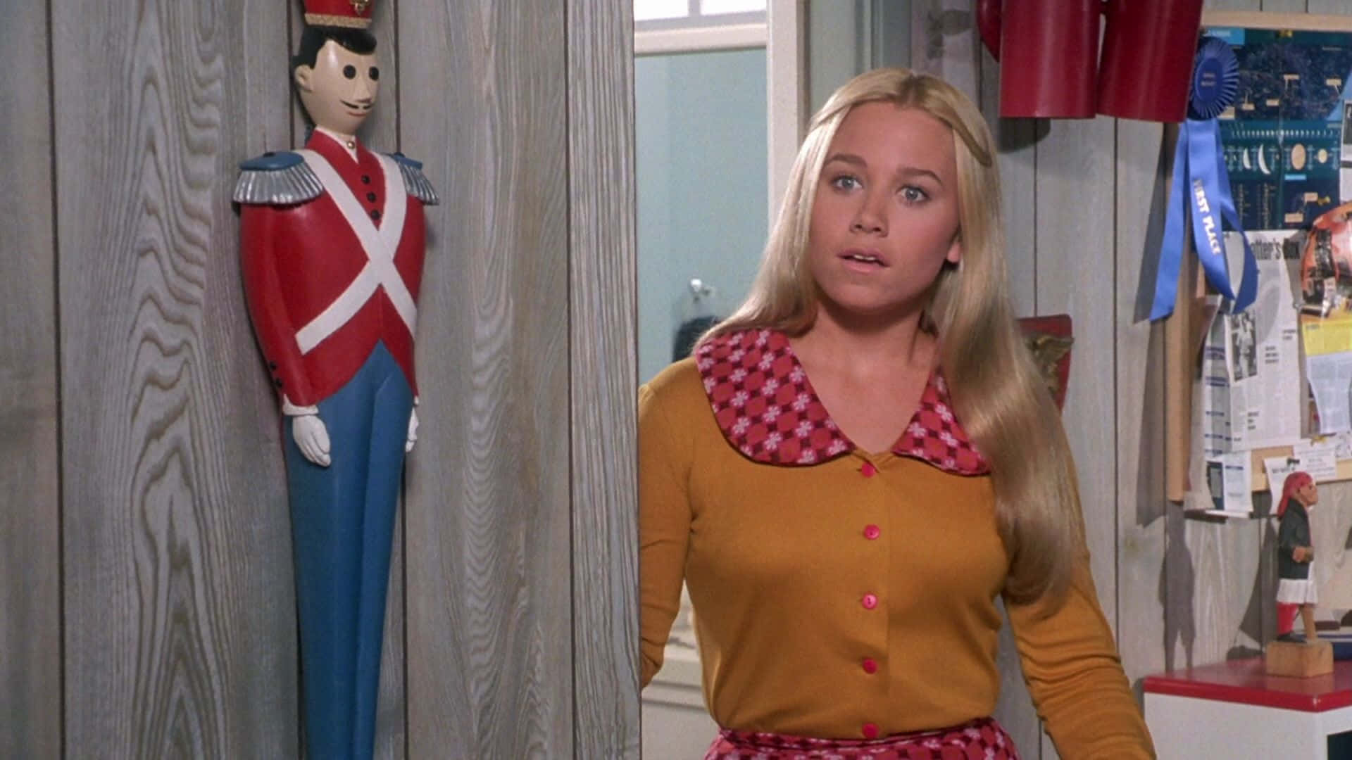 Christine Taylor, mustard cardigan, red floral collar, Full HD Desktop Wallpaper