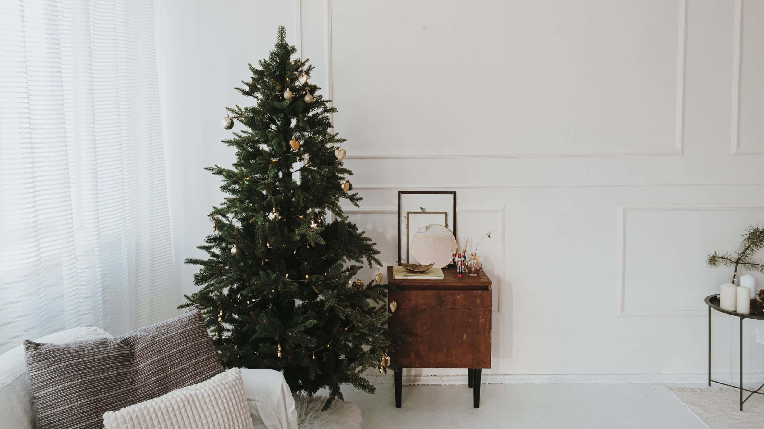 Christmas tree, wooden side table, framed art, 2K Desktop Wallpaper