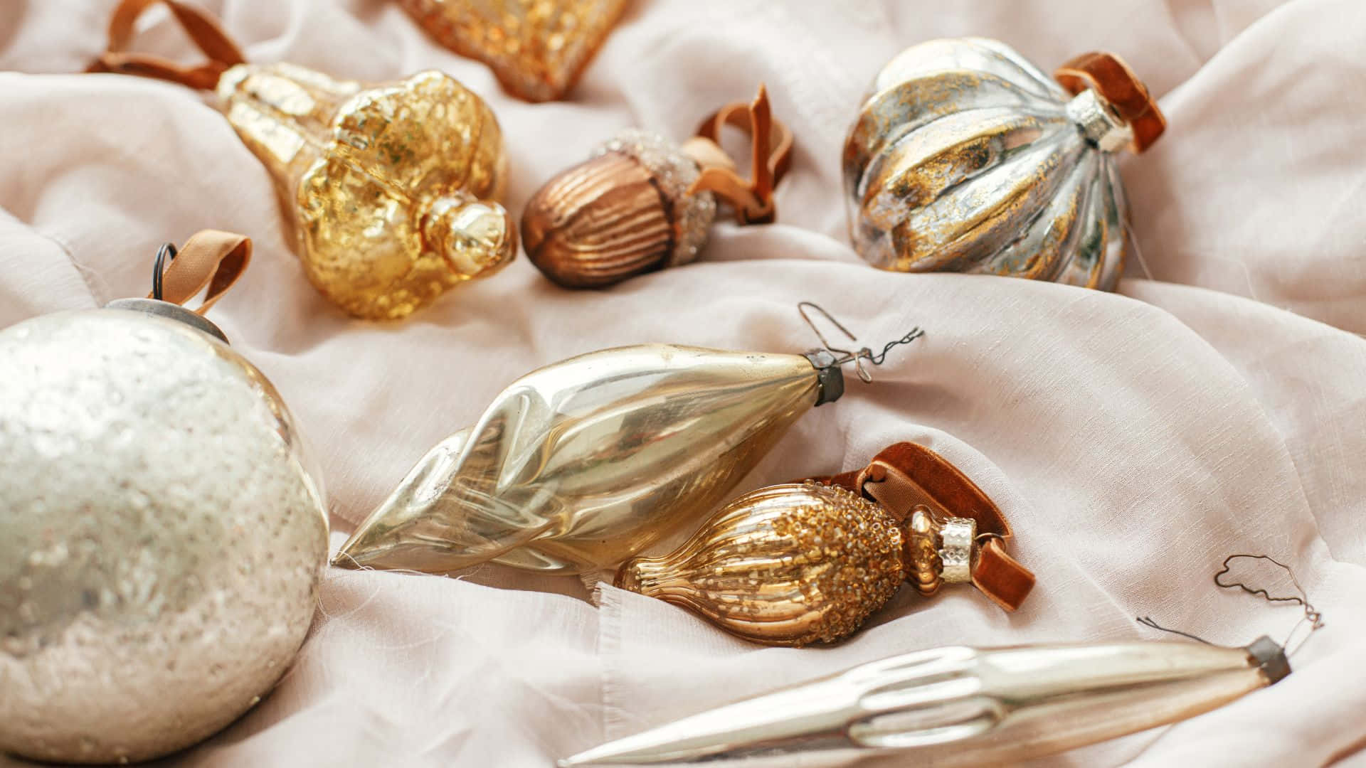 Christmas ornaments, shimmering gold, silver, Full HD Desktop Wallpaper