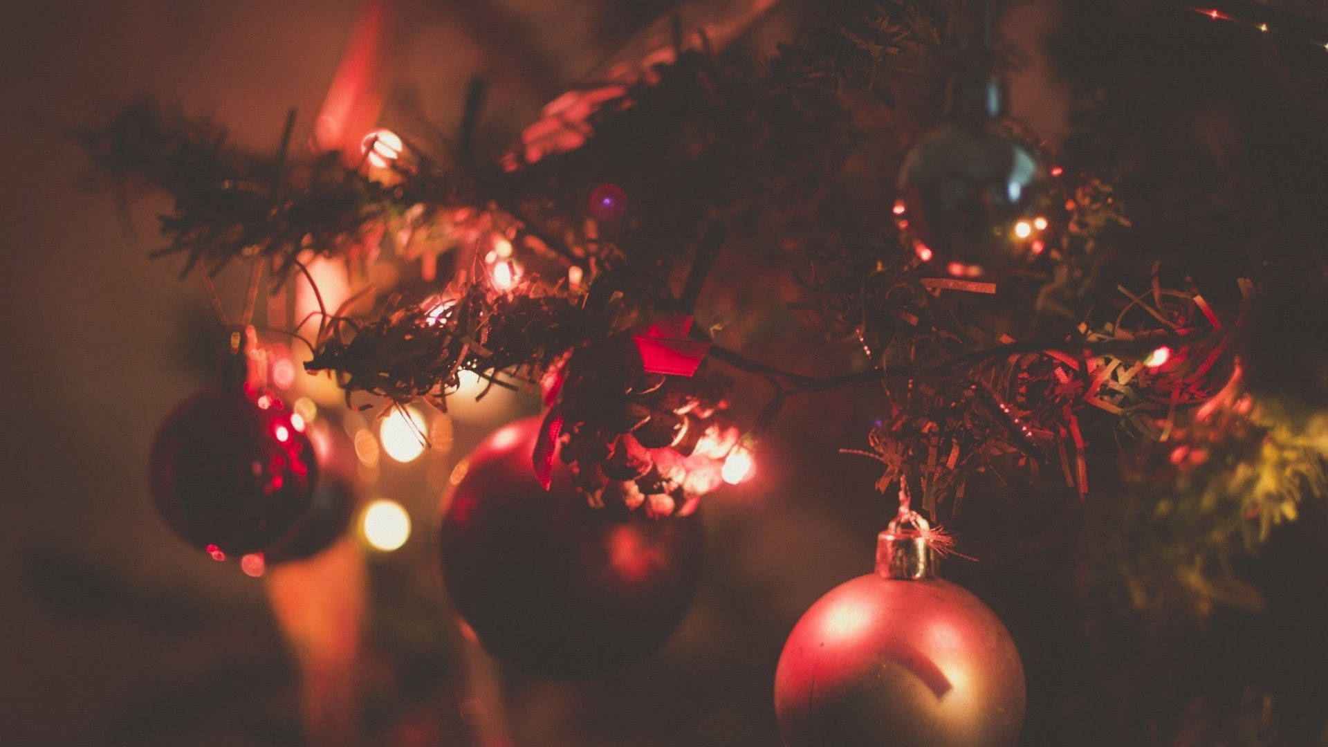 Christmas Aesthetic Desktop, red ornaments, twinkling lights, Full HD Desktop Wallpaper