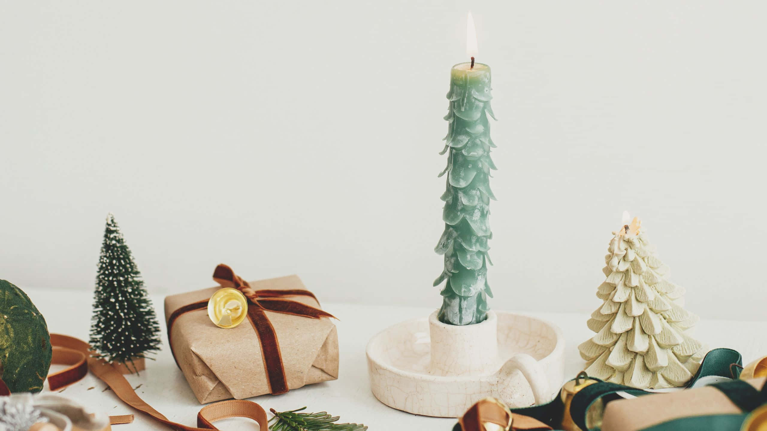 Christmas Aesthetic Tumblr Computer, green tree-shaped candle, wrapped gifts, 2K Desktop Wallpaper