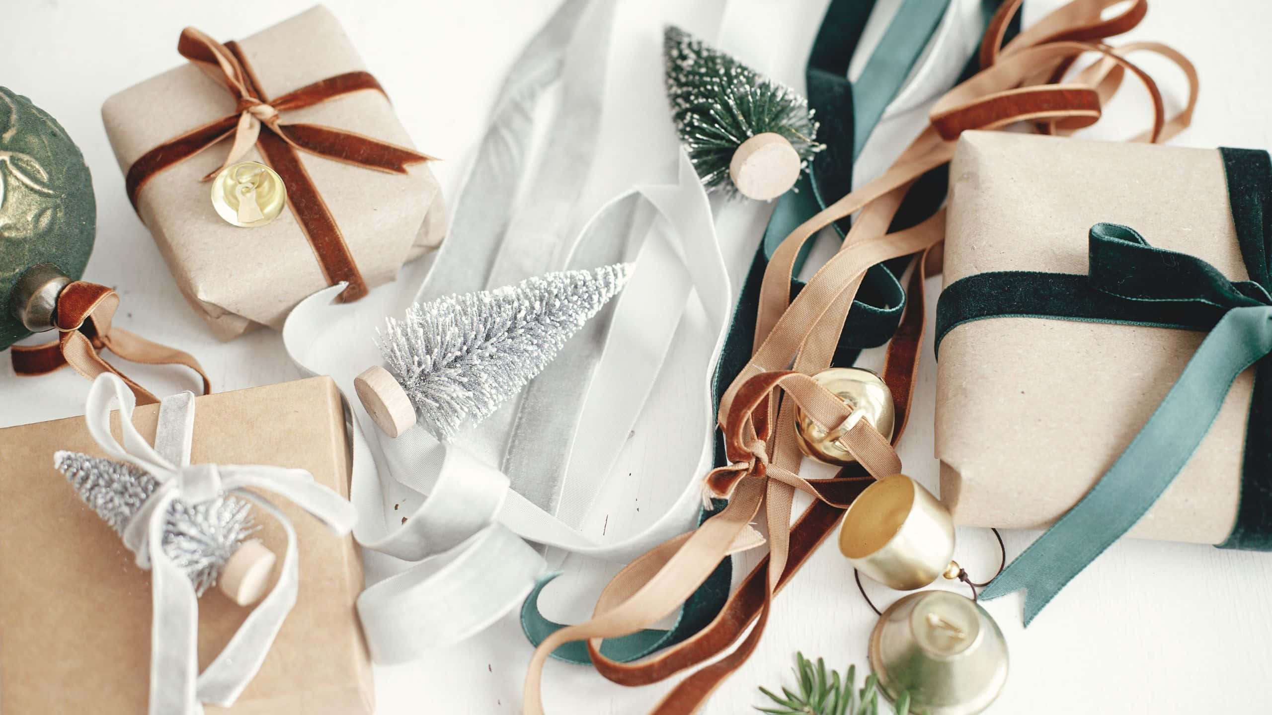 kraft paper, velvet ribbons, silver pinecone ornaments, 2K Desktop Wallpaper