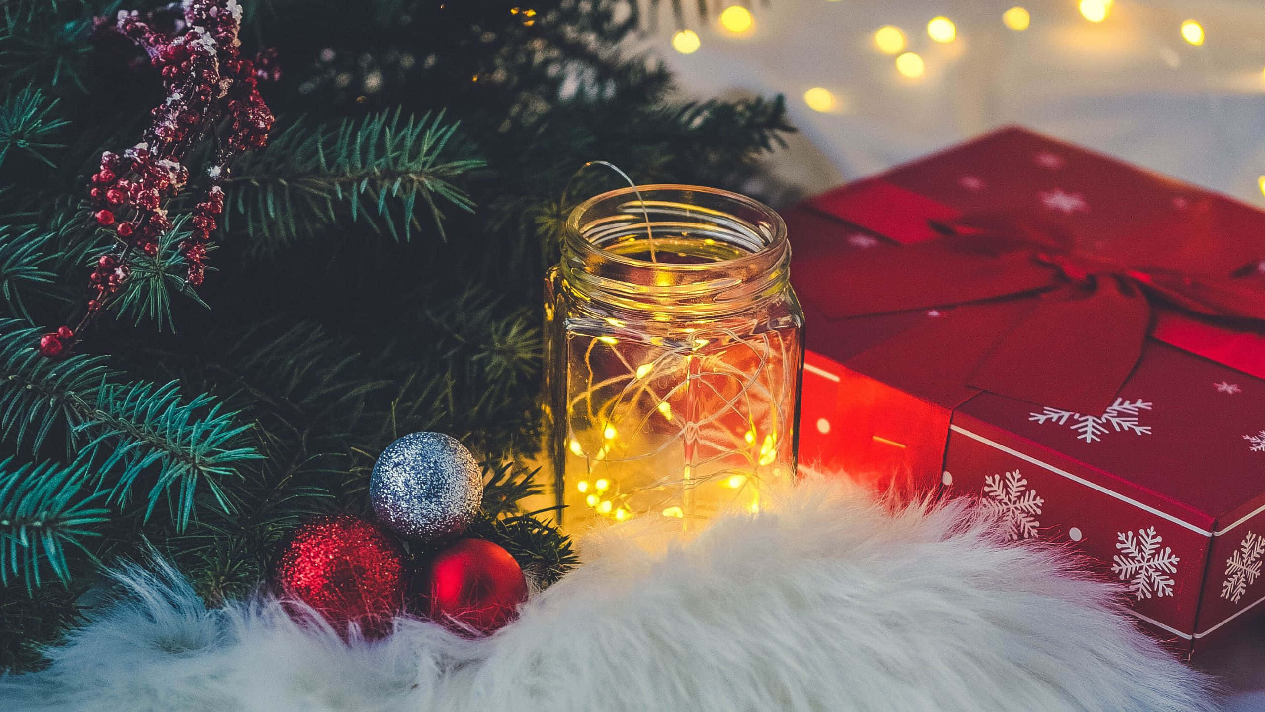 Christmas Aesthetic Tumblr Computer, fairy lights, red gift box, 2K Desktop Wallpaper