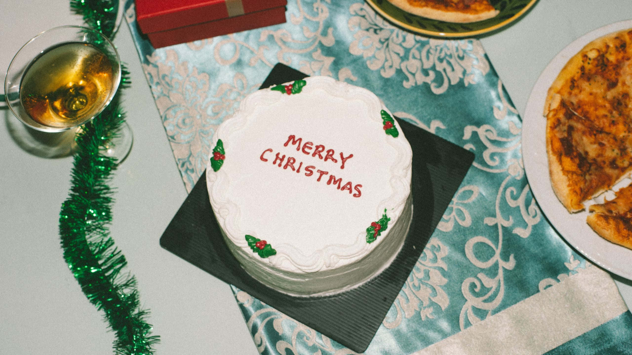 Christmas Aesthetic Tumblr Computer, white Christmas cake, red icing, 2K Desktop Wallpaper