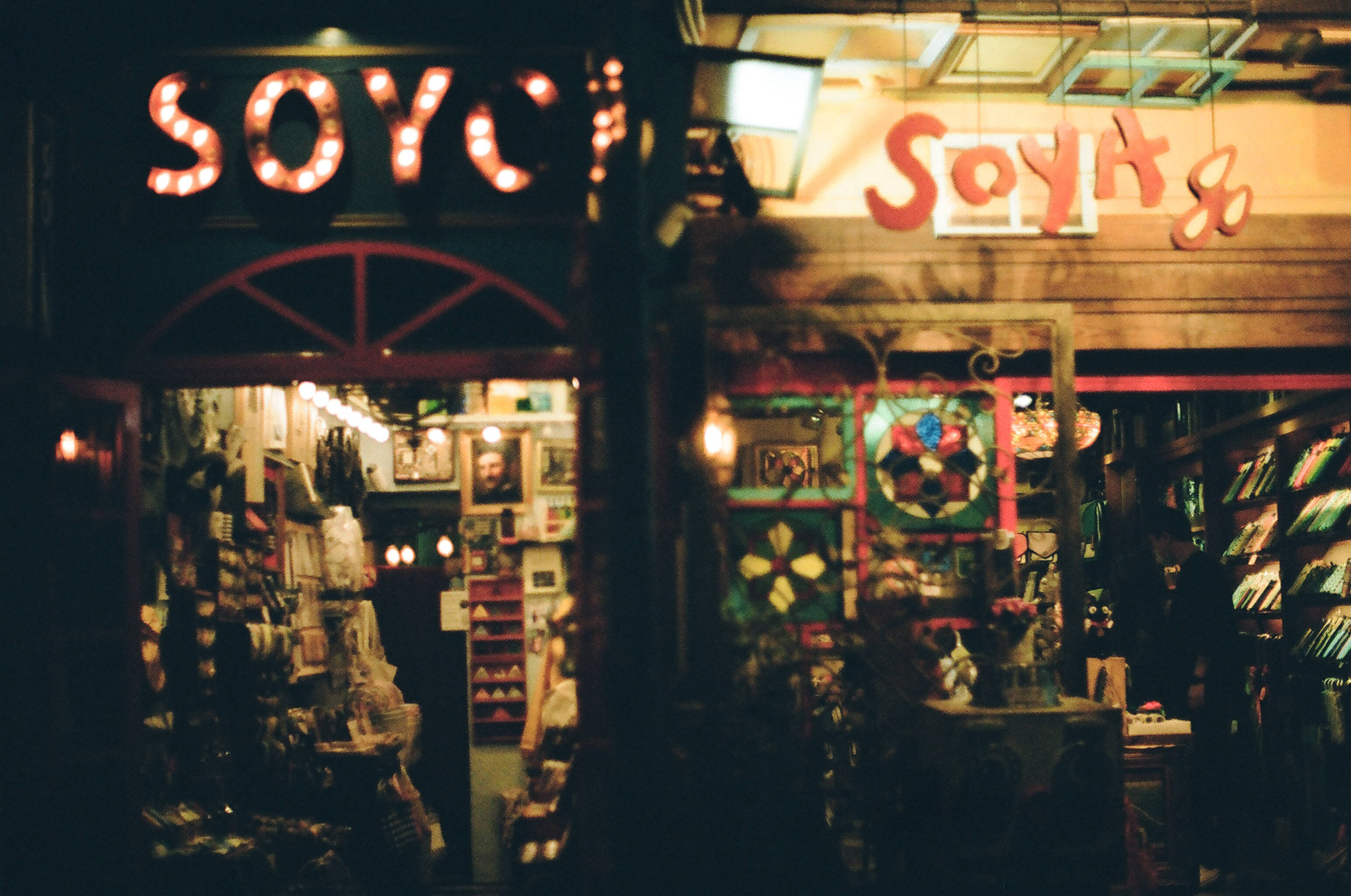Aesthetic Christmas Store, vintage shopfronts, glowing signs, 2K Desktop Wallpaper