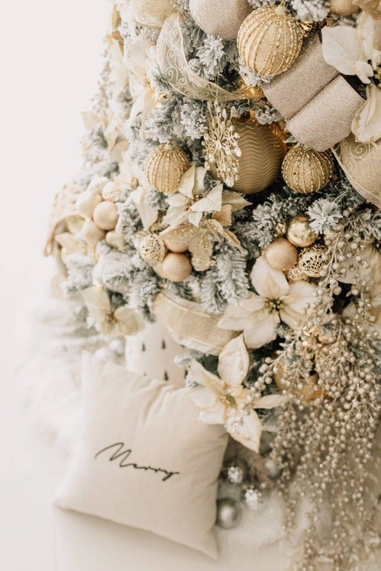 white and gold christmas aesthetic, frosted branches, gold ornaments, Full HD Phone Wallpaper