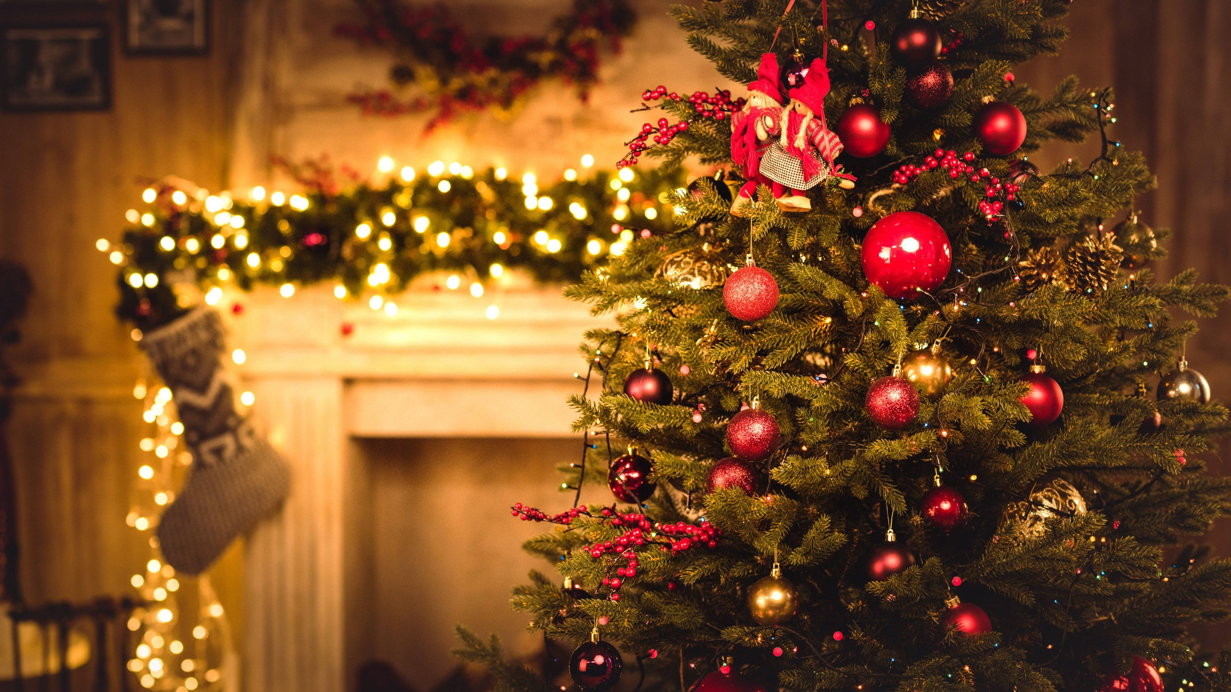 Christmas tree, red ornaments, gold baubles, 4K Desktop Wallpaper