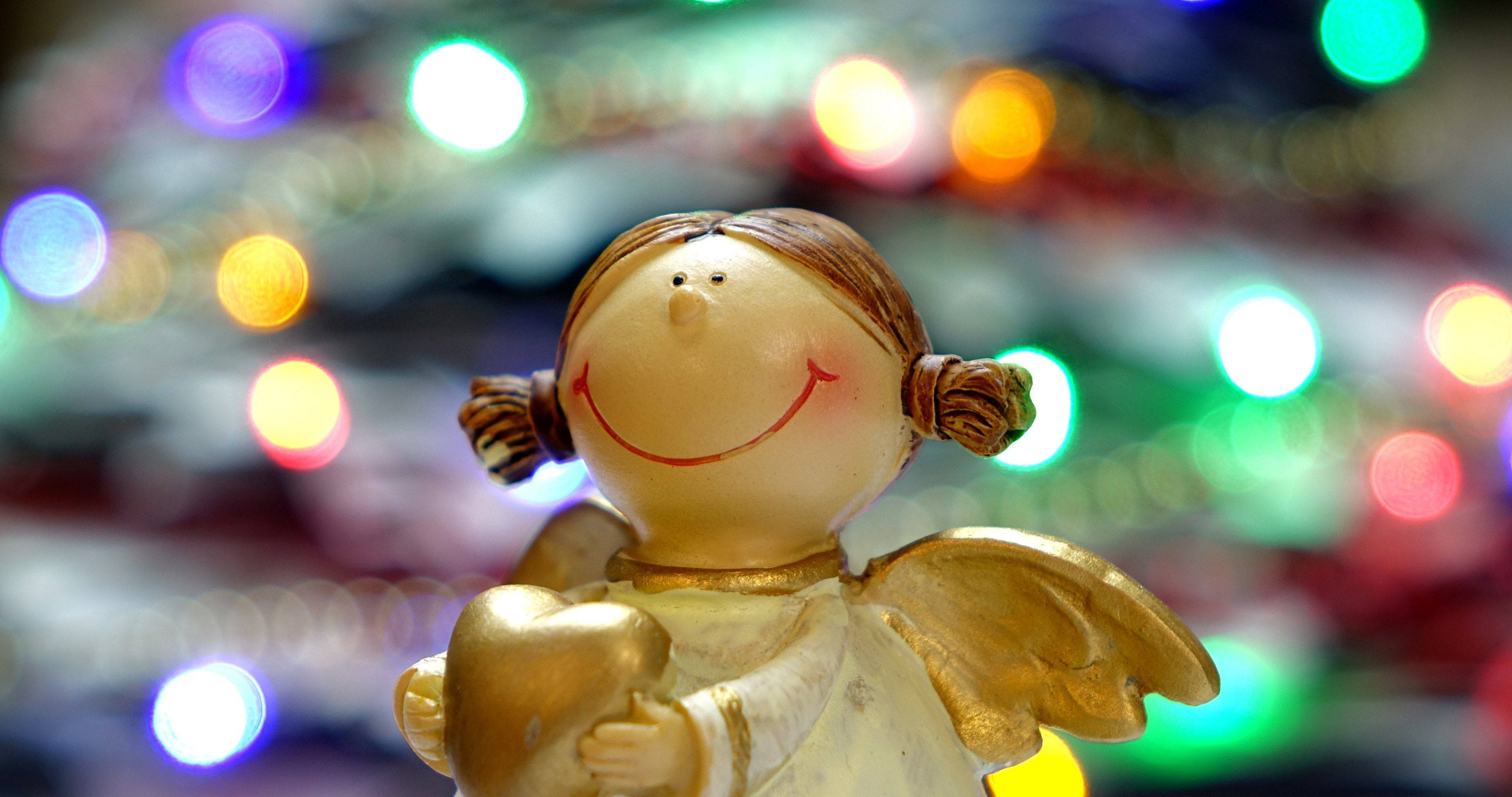 Smiling Christmas Angel, golden wings, heart, 4K Desktop Wallpaper