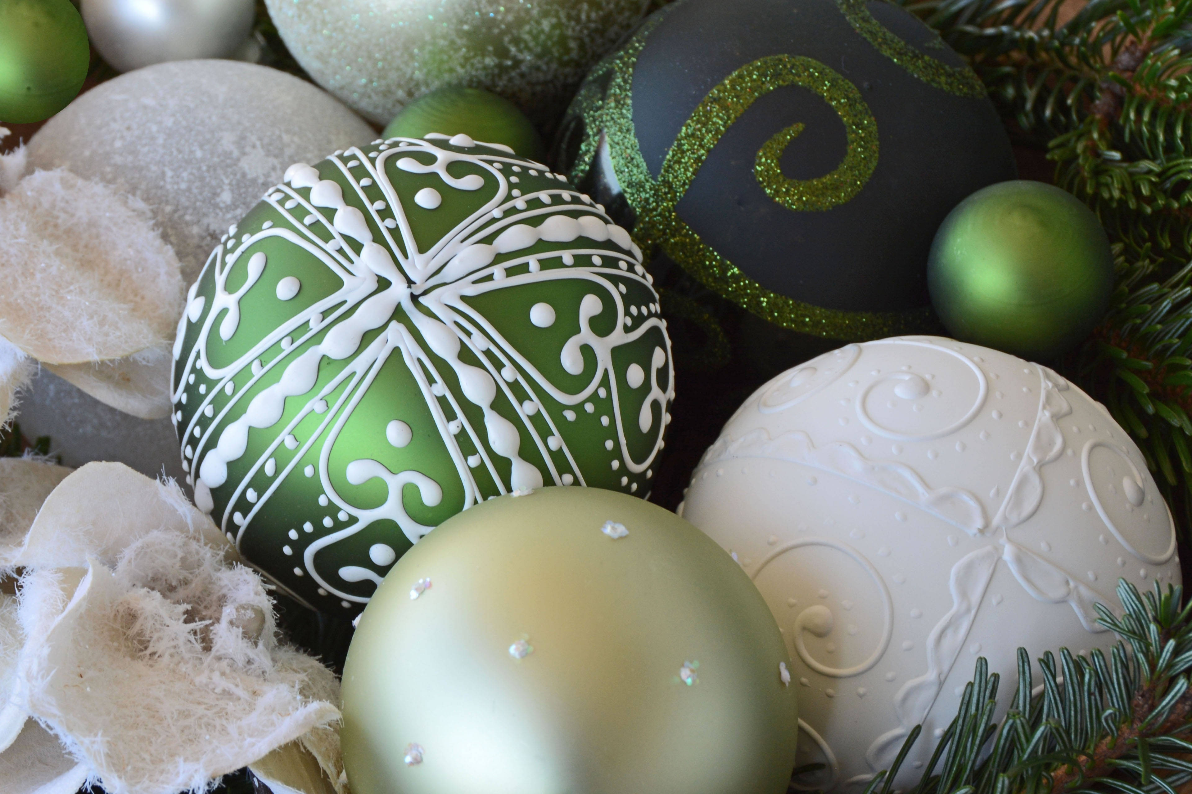 Christmas Decorations, green, white, 4K Desktop Wallpaper