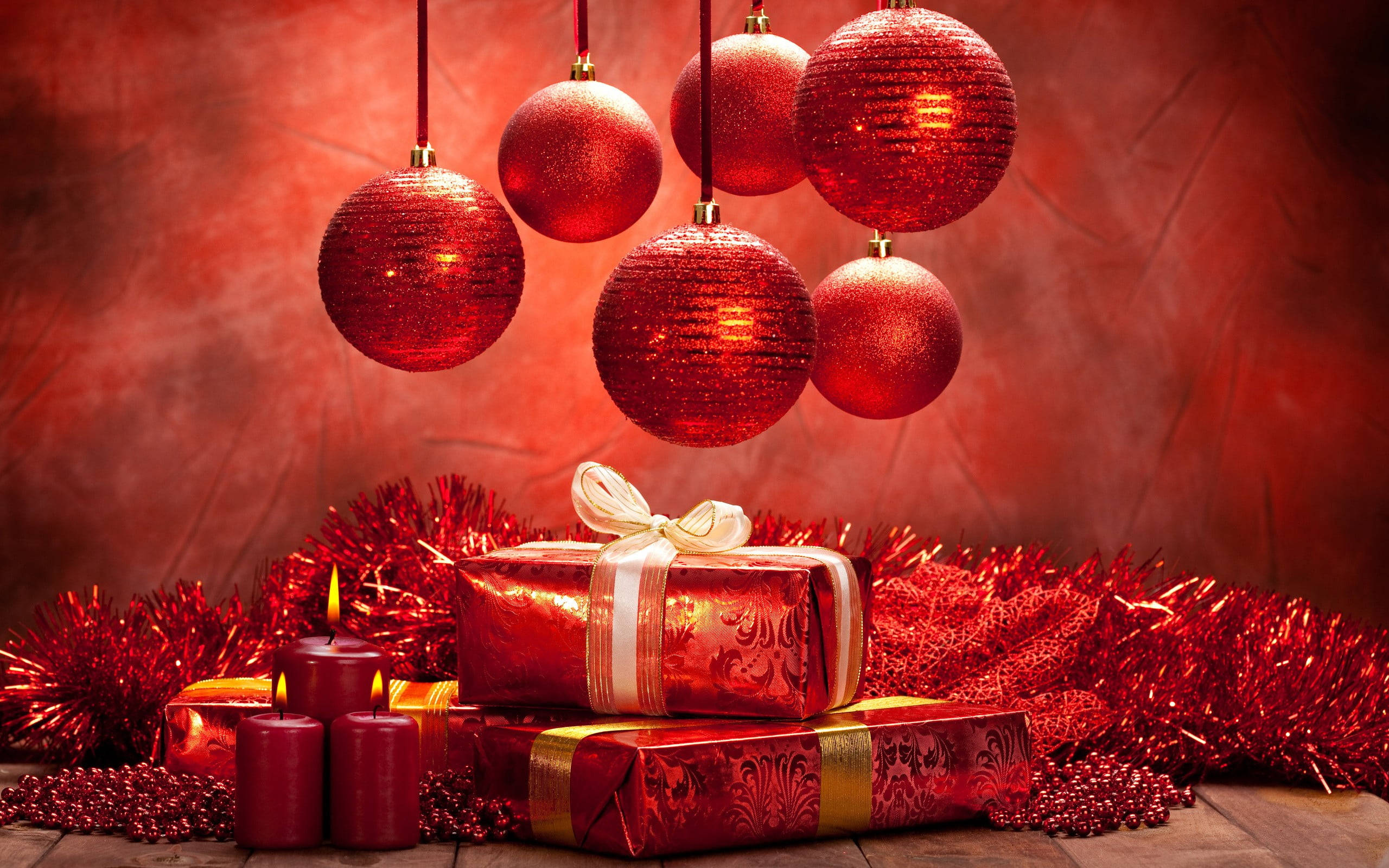 red Christmas balls, gift boxes, lit candles, 2K Desktop Wallpaper
