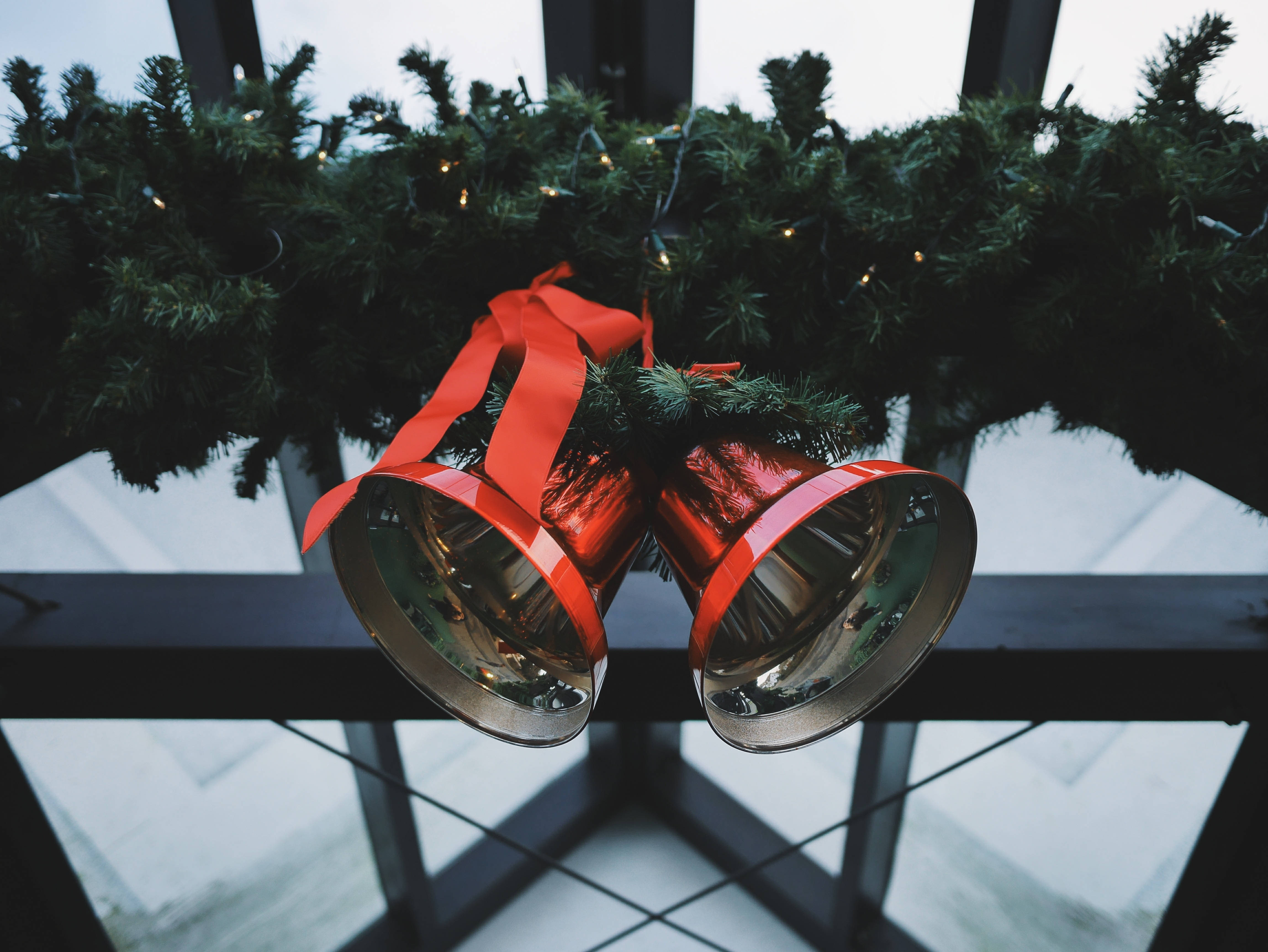 red christmas bells, shiny red bells, green garland, 4K Desktop Wallpaper