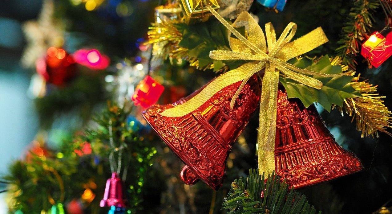 Christmas tree, ornate red bells, gold ribbon, SD Desktop Wallpaper