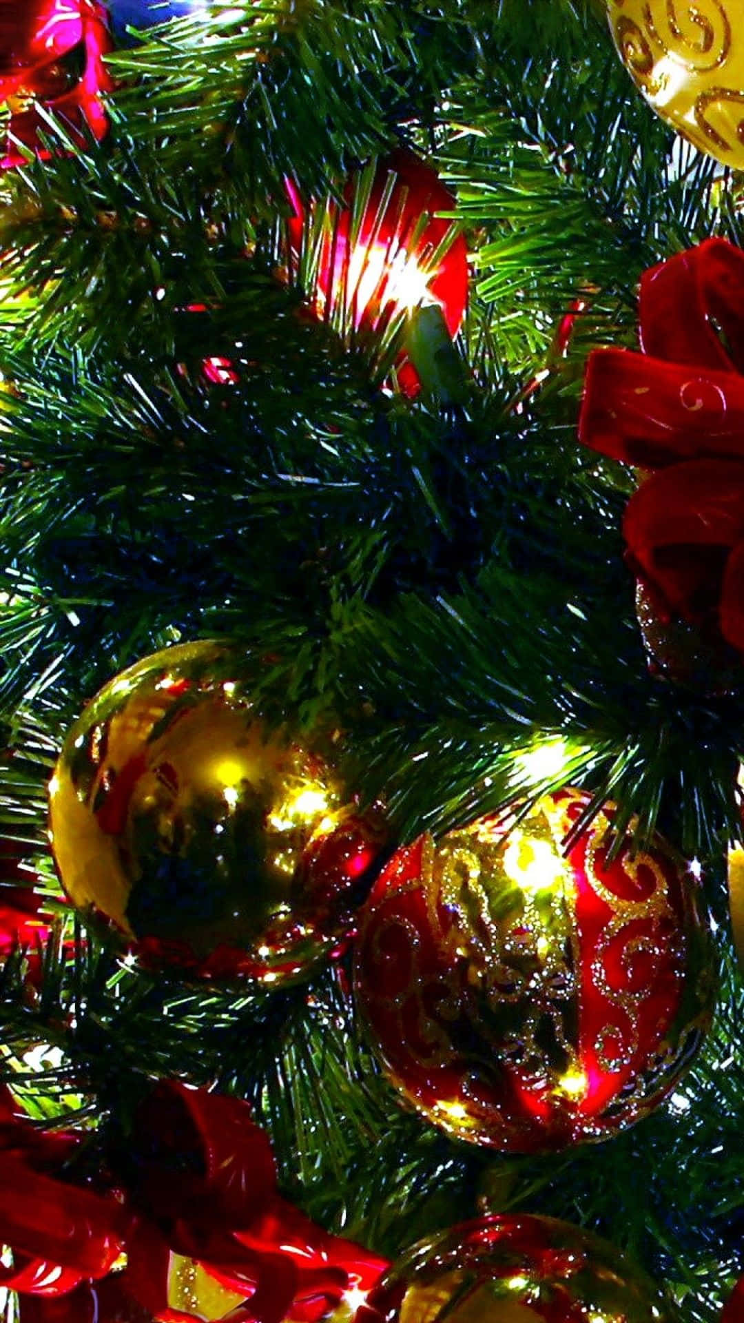 Christmas tree, gold ornaments, red ornaments, Full HD Phone Wallpaper
