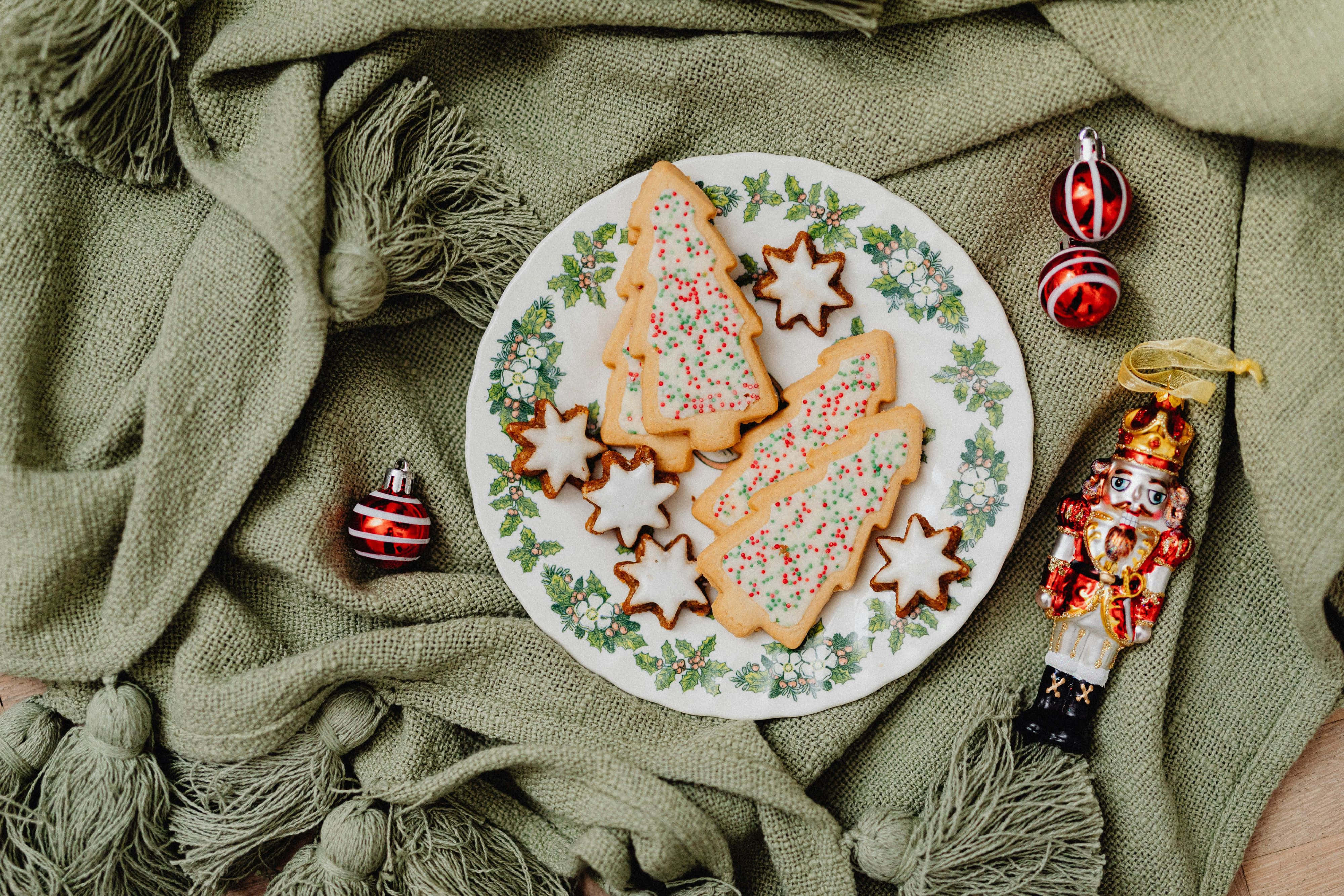 Christmas tree cookies, star cookies, sprinkles, 4K Desktop Wallpaper