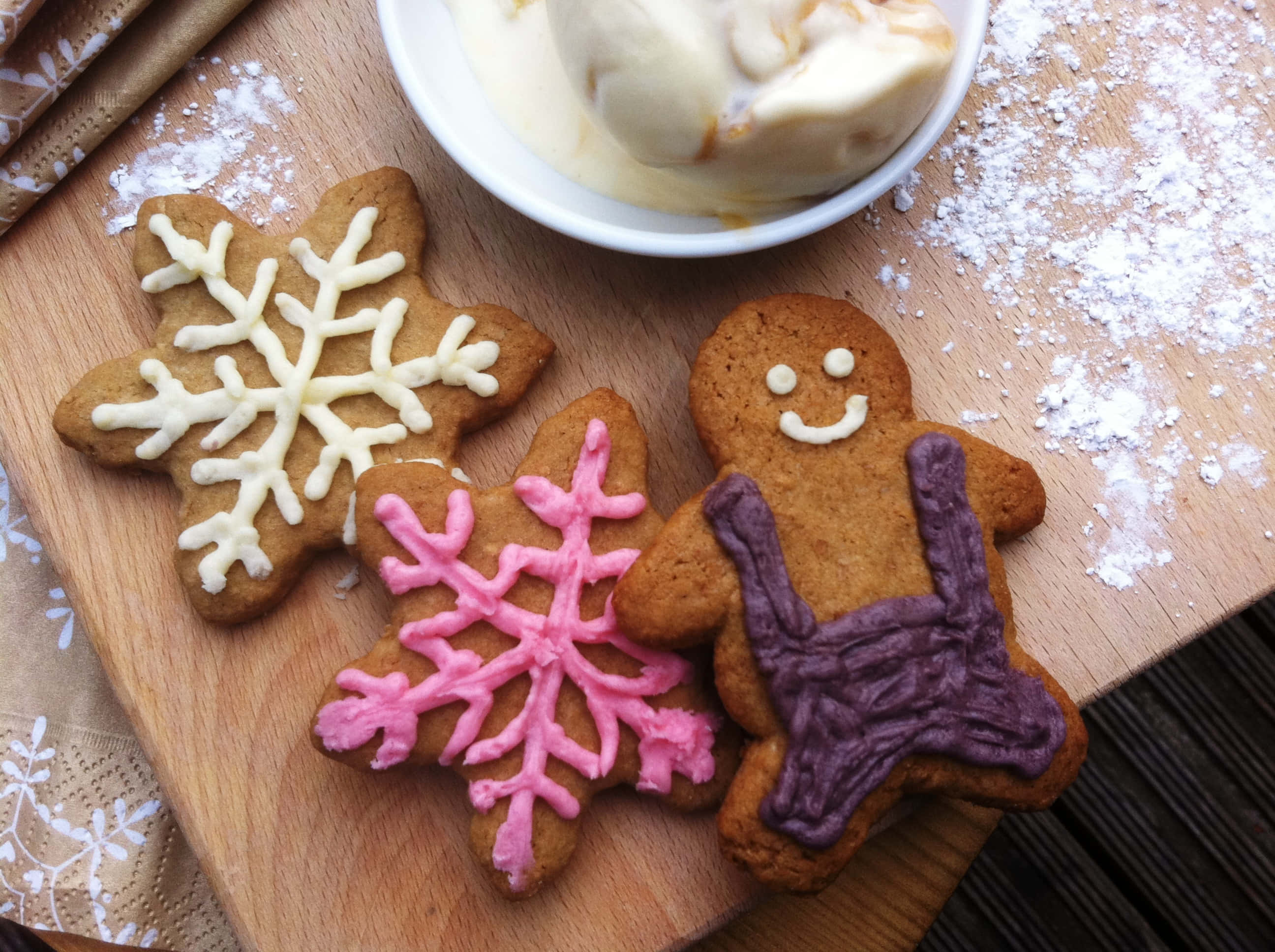 gingerbread man, snowflake, wooden board, 2K Desktop Wallpaper