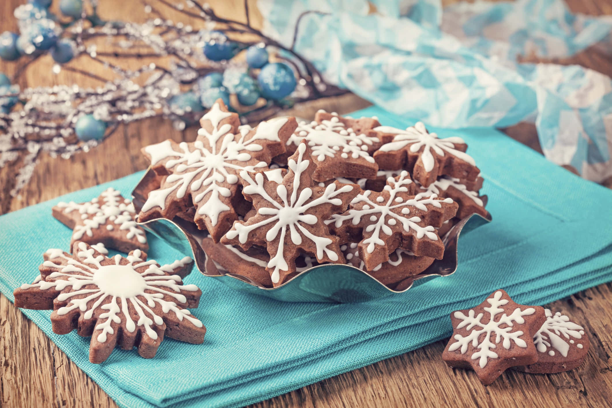 snowflake-shaped gingerbread cookies, white icing, silver bowl, Full HD Desktop Wallpaper