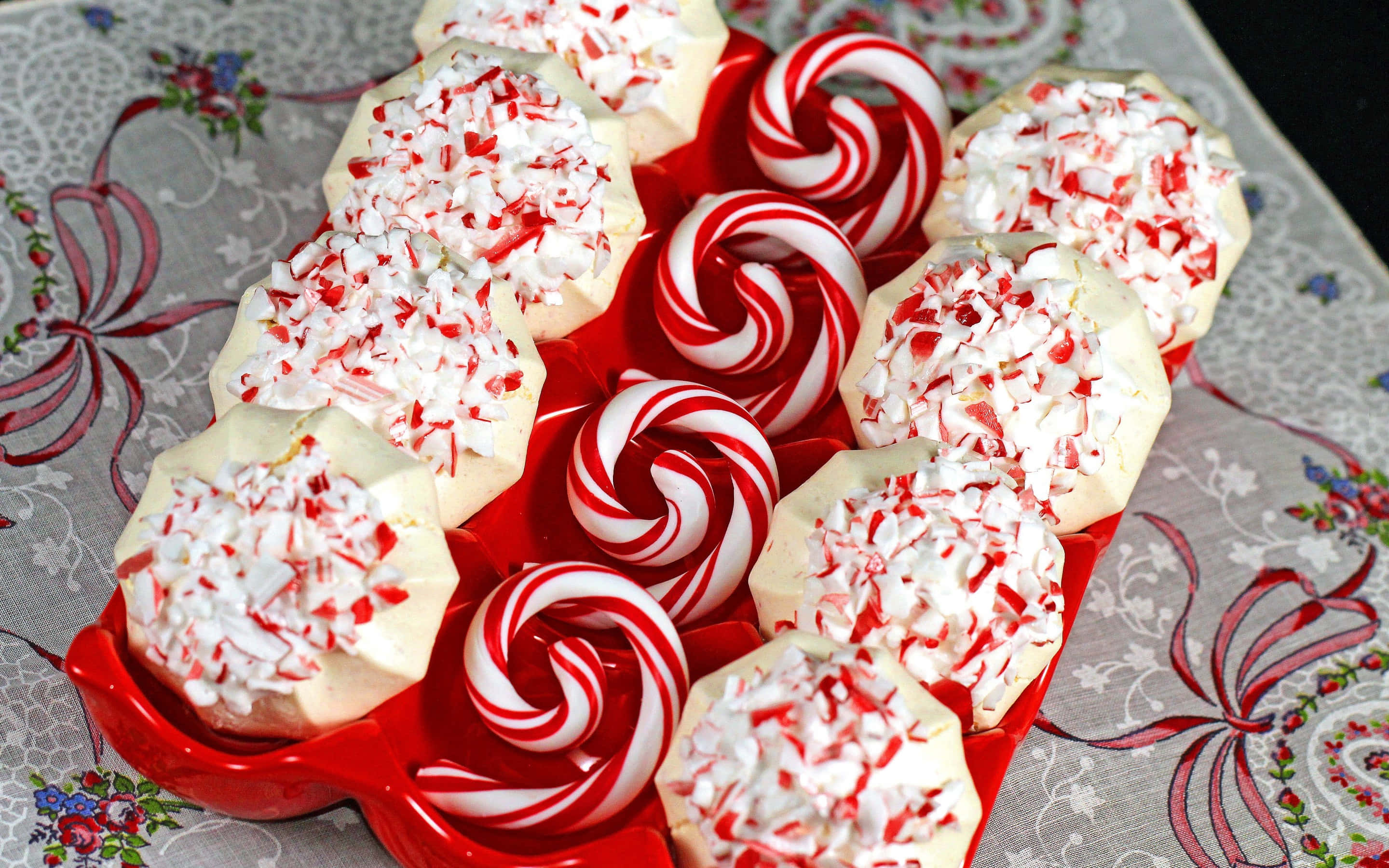 peppermint candies, white meringue kisses, crushed candy canes, 2K Desktop Wallpaper