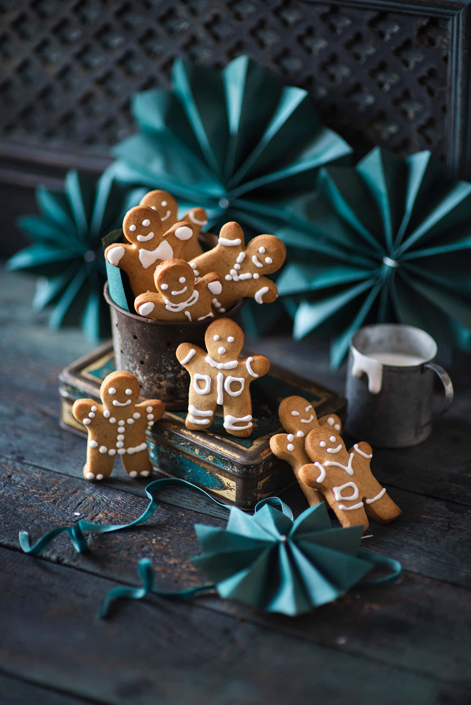 gingerbread cookies, vintage christmas decor, white icing details, Full HD Phone Wallpaper
