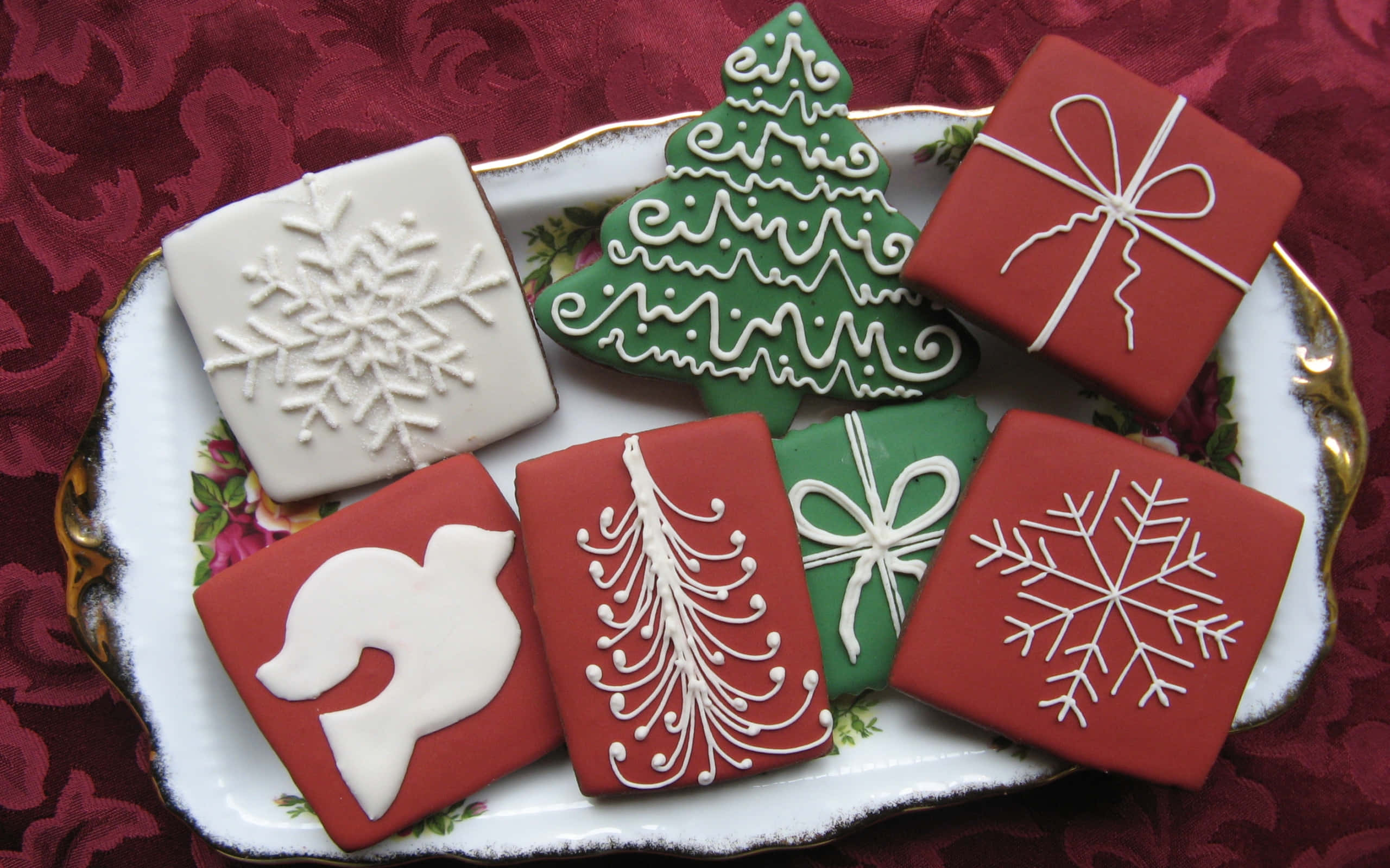 red and green Christmas cookies, shaped like trees gifts and snowflakes, tray, 2K Desktop Wallpaper