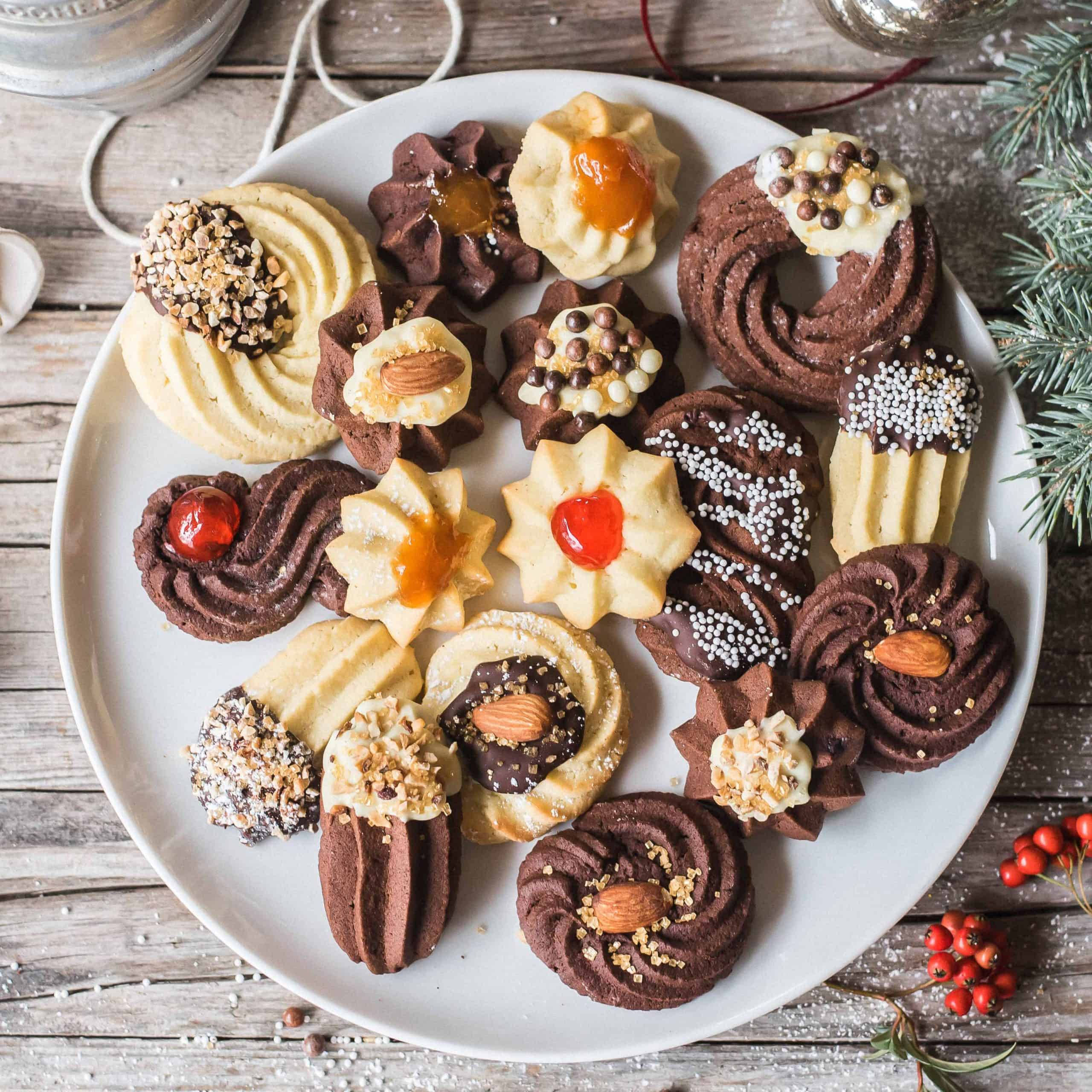 Christmas Cookies, chocolate caramel almonds, sprinkles, 2K Desktop Wallpaper