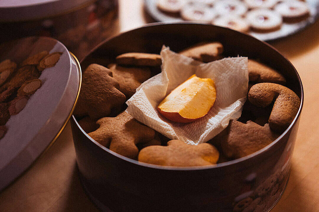 gingerbread cookies, tin, slice of orange, SD Desktop Wallpaper
