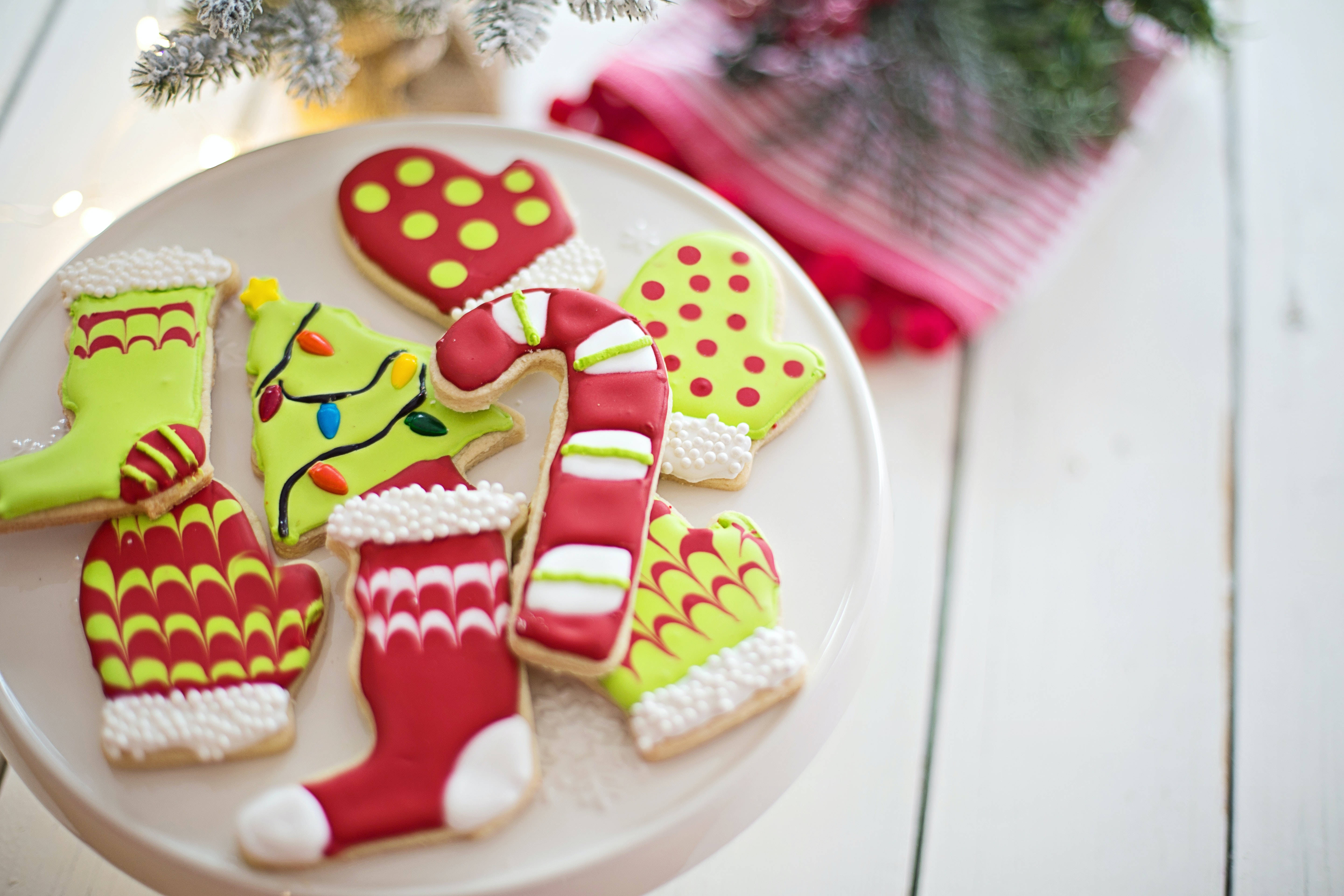 red and green Christmas cookies, mittens, candy canes, 5K Desktop Wallpaper